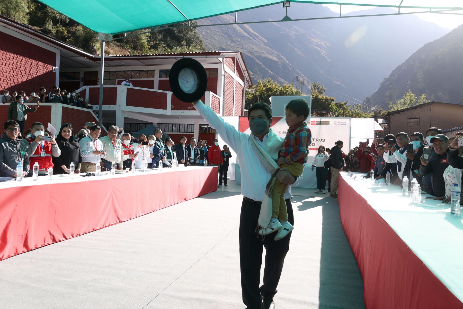 Presidente Castillo realiza visita a colegio en Pacarán, provincia de Cañete