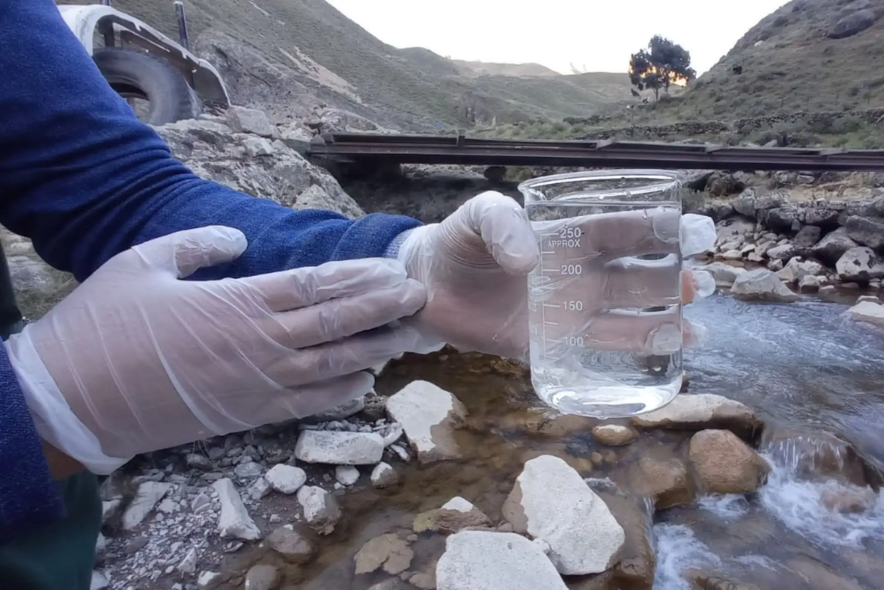 Especialistas hicieron la medición de parámetros en cuatro puntos de muestreo de agua superficial en el río Chillón. Foto: ANA