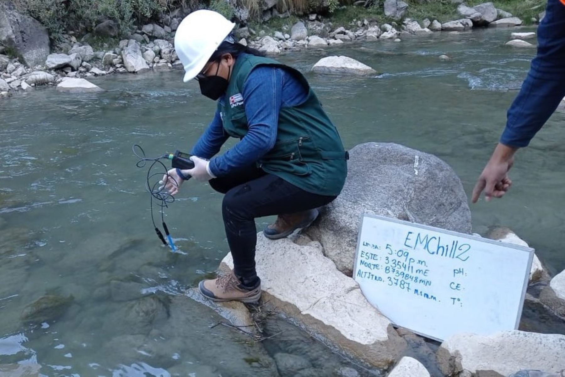 Especialistas hicieron la medición de parámetros en cuatro puntos de muestreo de agua superficial en el río Chillón. Foto: ANA