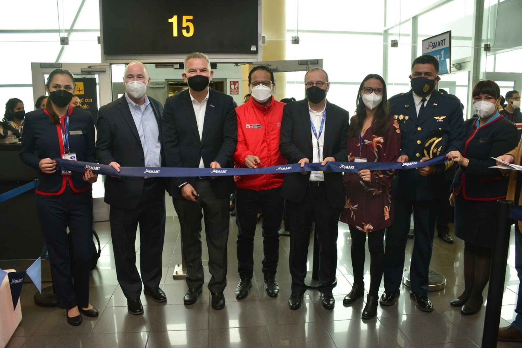 Ministro de Comercio Exterior y Turismo, Roberto Sánchez (al centro), inaugura el inicio de operaciones de la aerolínea low cost (bajo costo) JetSMART en Perú. Foto: cortesía.