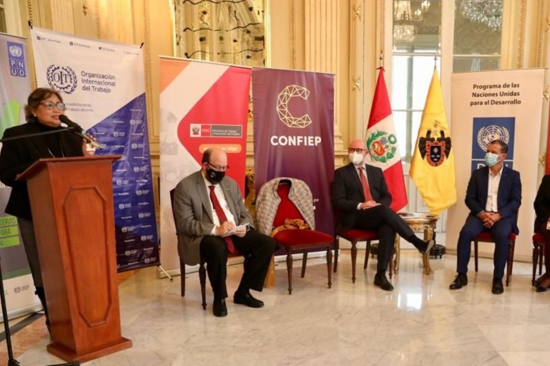 Titular de la Dirección General de Promoción del Empleo, Fanny Montellanos, expone en la Municipalidad Metropolitana de Lima. Foto: cortesía.