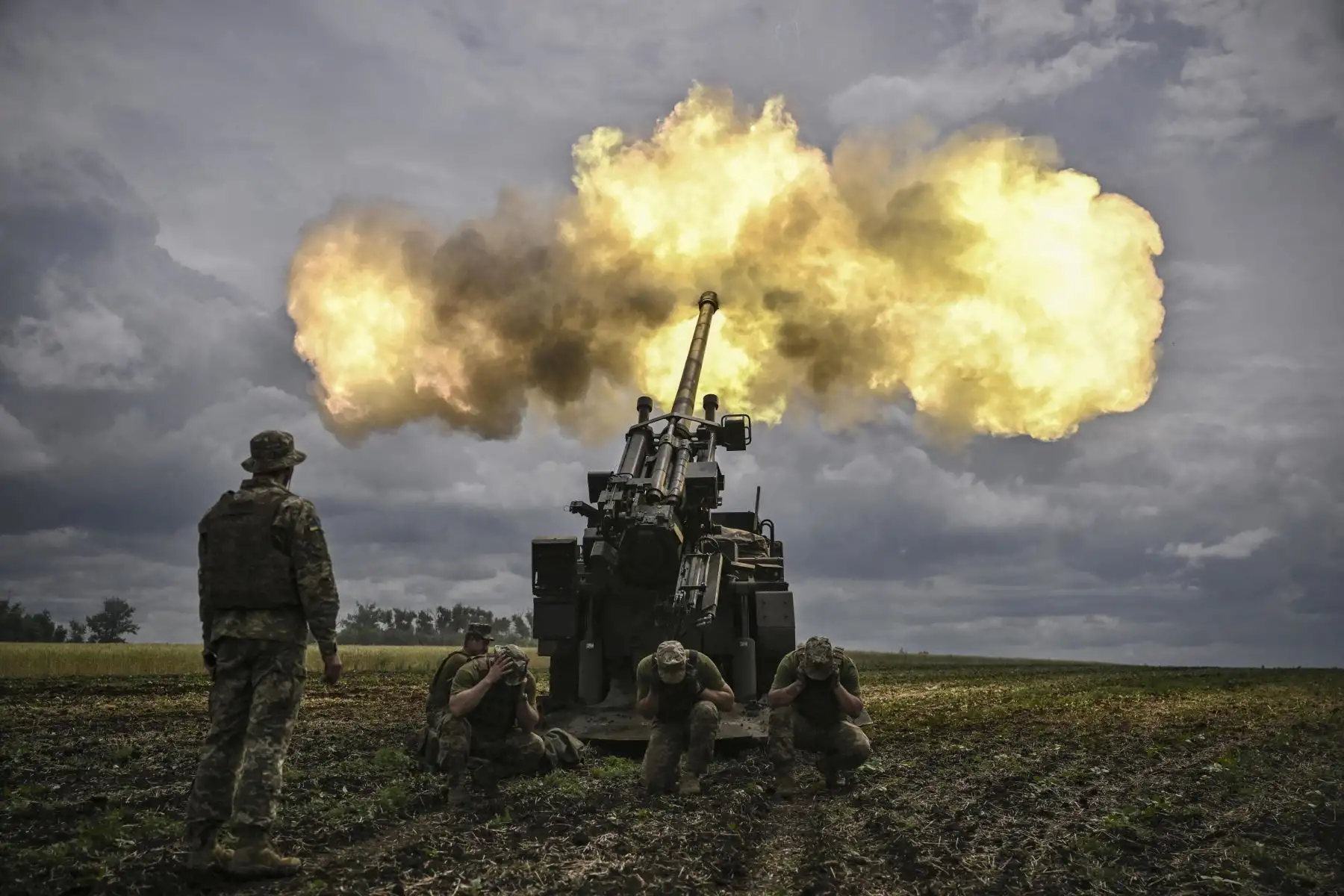 Militares ucranianos disparan con un cañón autopropulsado francés de 155 mm/calibre 52 Caesar hacia las posiciones rusas en una línea de frente en la región oriental de Ucrania de Donbas. Foto: AFP
