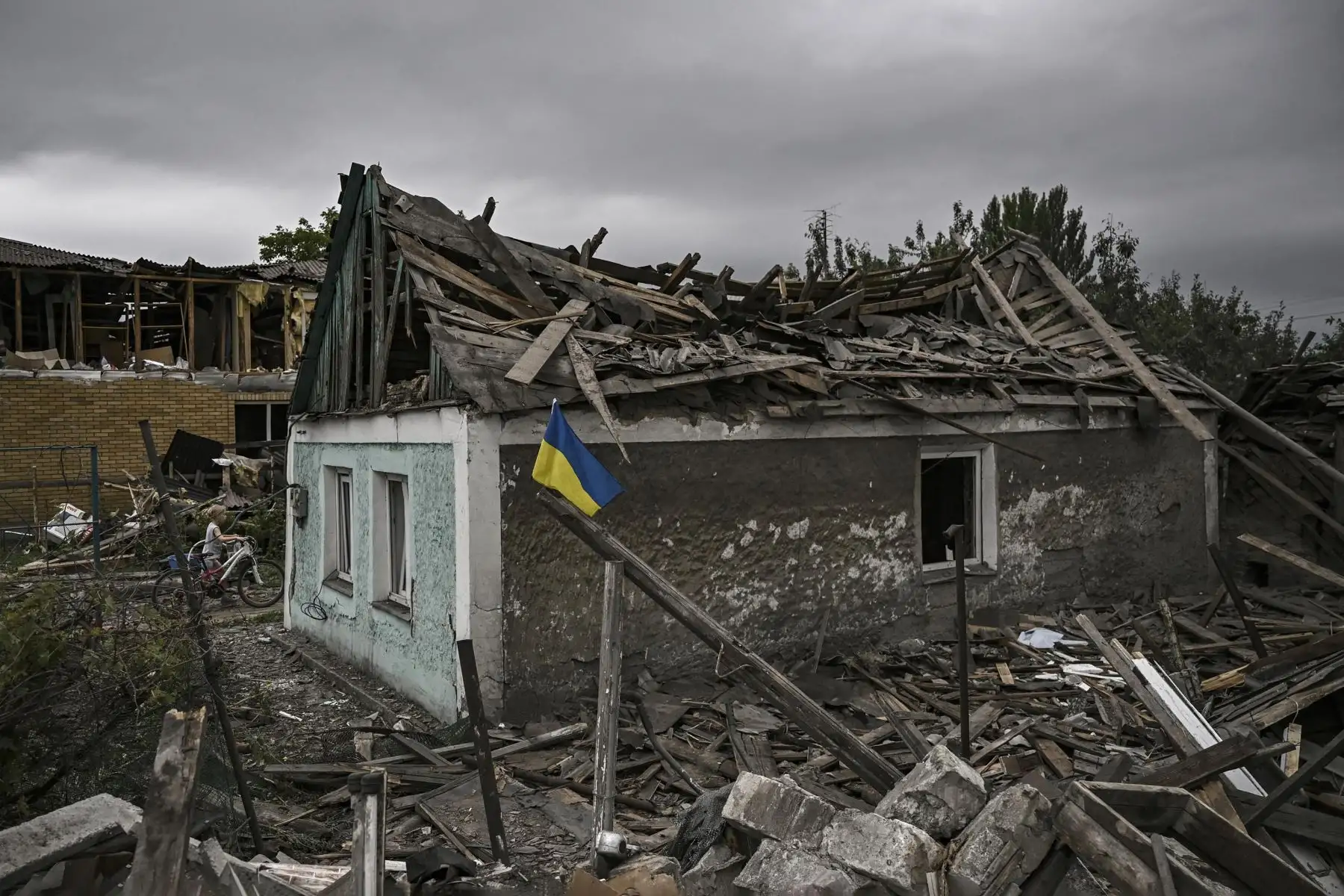 La gente limpia sus casas destruidas de los escombros en la ciudad de Dobropillia, en la región oriental de Ucrania de Donbas. Foto: AFP