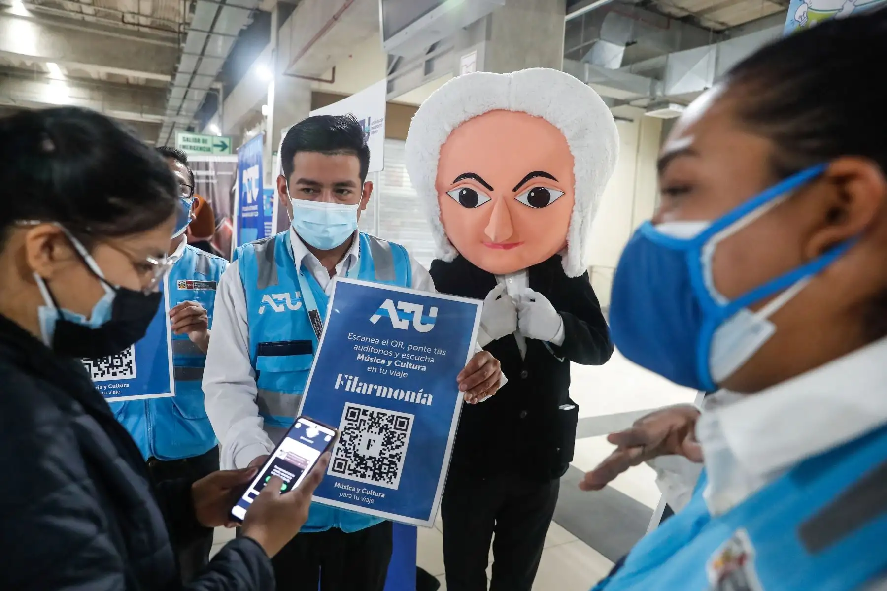Pasajeros del Metropolitano y Corredores Complementarios podrán escuchar gratis música clásica y relatos de la historia del Perú a través de un código QR. Foto: ANDINA/Renato Pajuelo