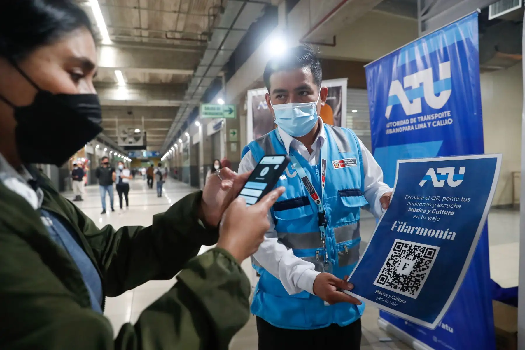Pasajeros del Metropolitano y Corredores Complementarios podrán escuchar gratis música clásica y relatos de la historia del Perú a través de un código QR. Foto: ANDINA/Renato Pajuelo