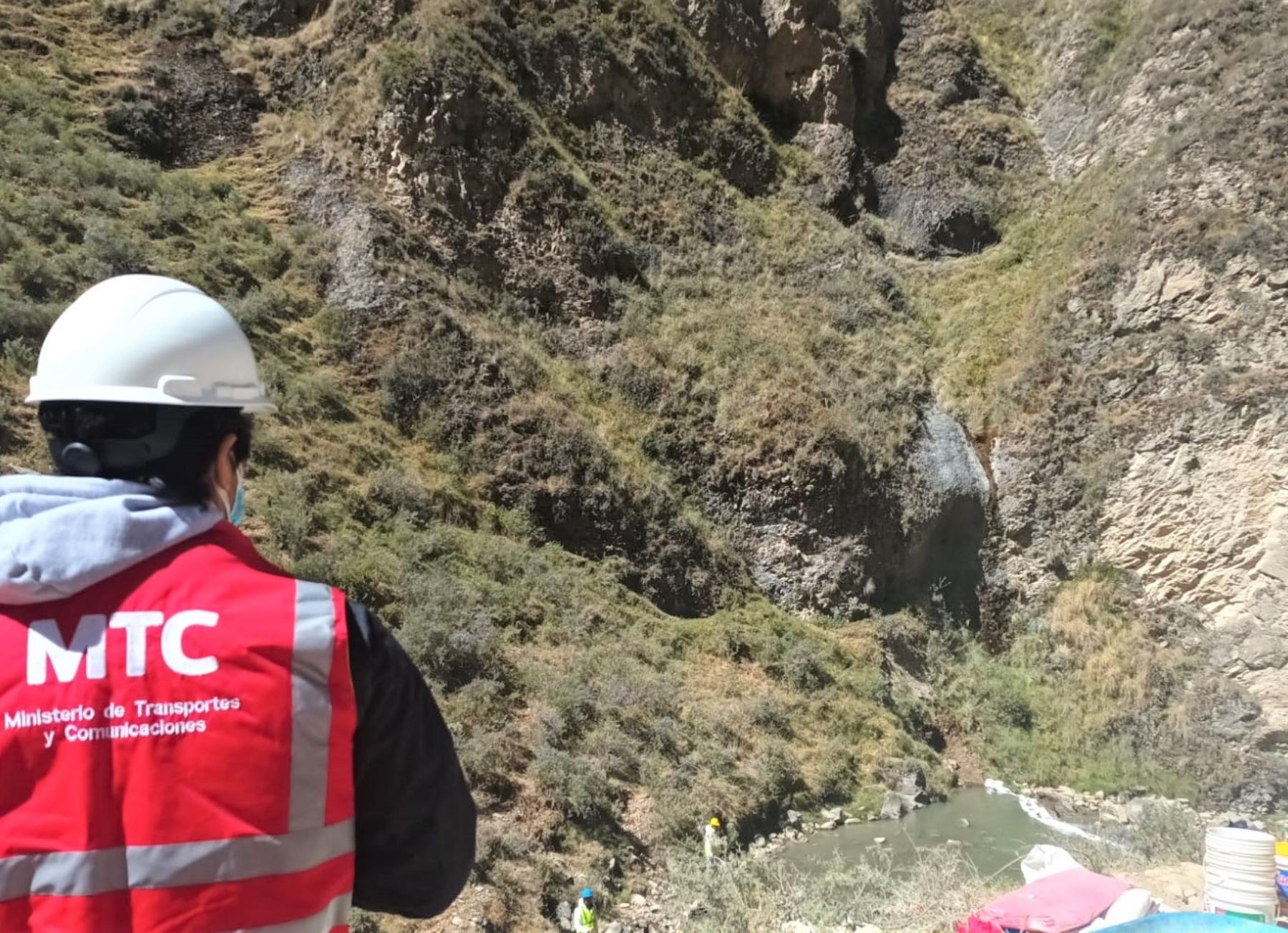 Supervisan trabajos de emergencia ambiental por derrame de zinc en cuenca del río Chillón