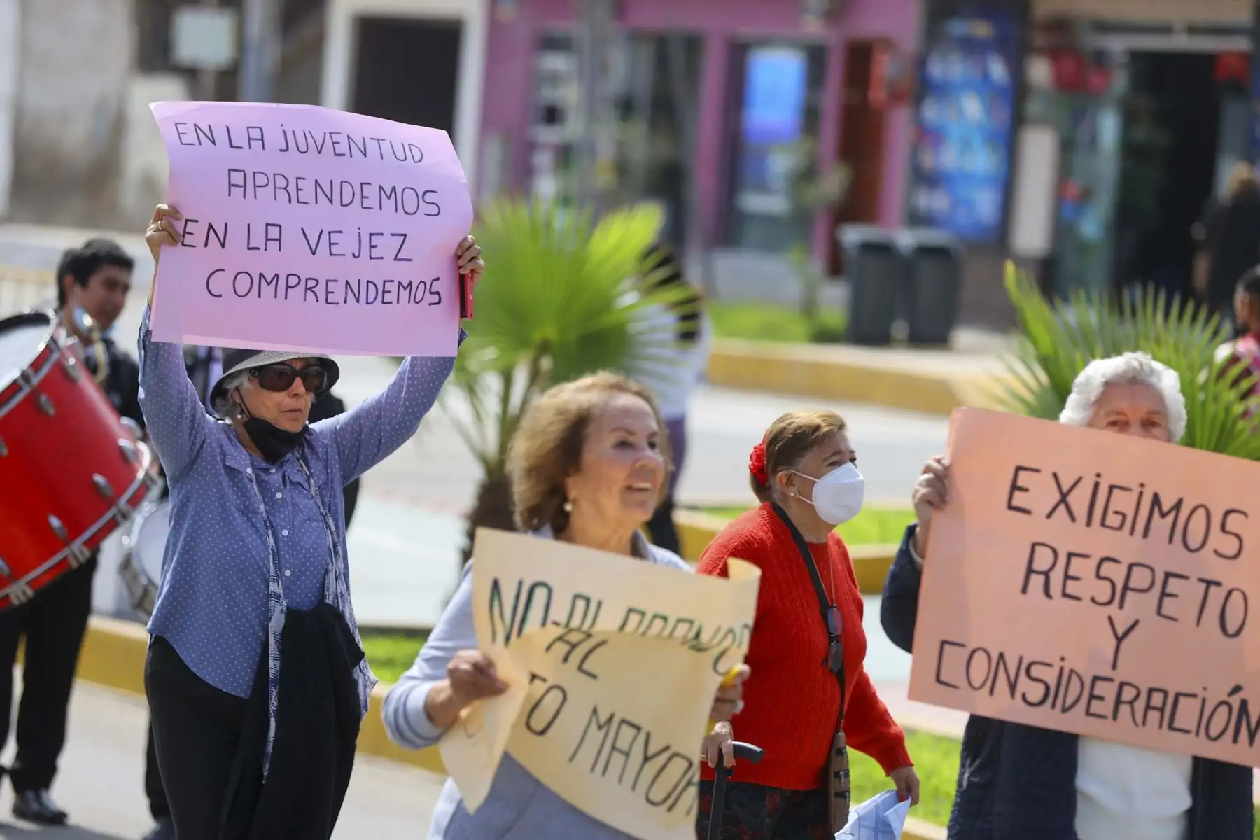 En el marco del Día Mundial de Toma de Conciencia del Abuso y Maltrato en la Vejez, adultos mayores del distrito de Punta Hermosa y balnearios aledaños, marcharon de manera pacífica, pero enérgica, pidiendo espacios dignos para poder realizar sus actividades. Foto: ANDINA/Difusión