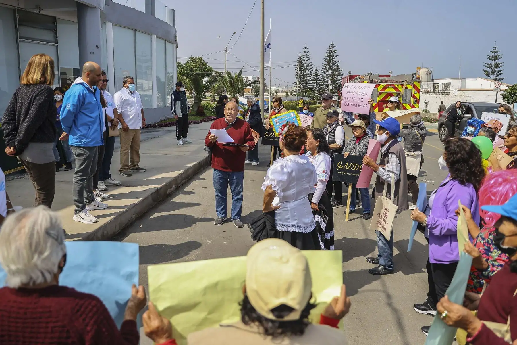 En el marco del Día Mundial de Toma de Conciencia del Abuso y Maltrato en la Vejez, adultos mayores del distrito de Punta Hermosa y balnearios aledaños, marcharon de manera pacífica, pero enérgica, pidiendo espacios dignos para poder realizar sus actividades. Foto: ANDINA/Difusión