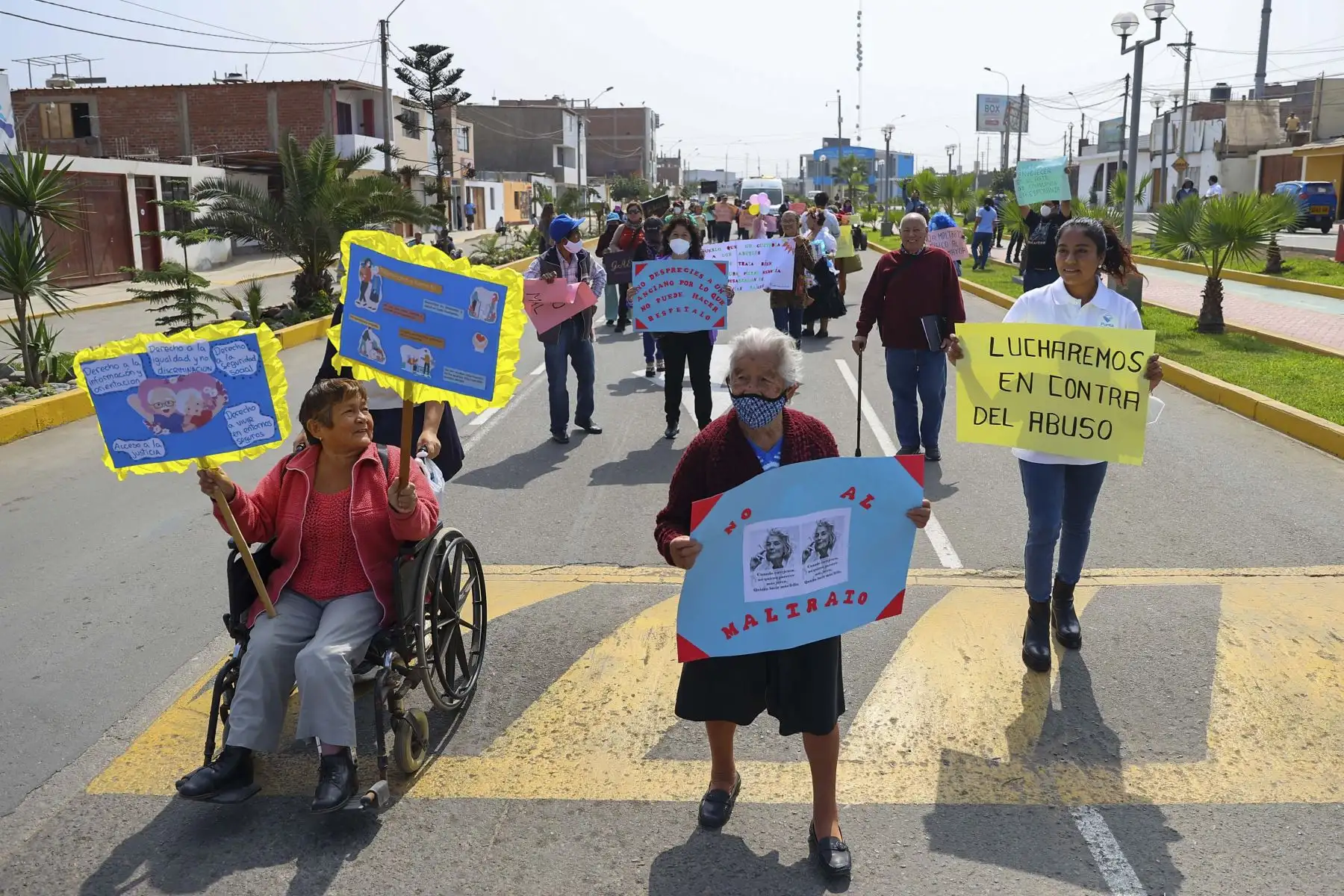 En el marco del Día Mundial de Toma de Conciencia del Abuso y Maltrato en la Vejez, adultos mayores del distrito de Punta Hermosa y balnearios aledaños, marcharon de manera pacífica, pero enérgica, pidiendo espacios dignos para poder realizar sus actividades. Foto: ANDINA/Difusión