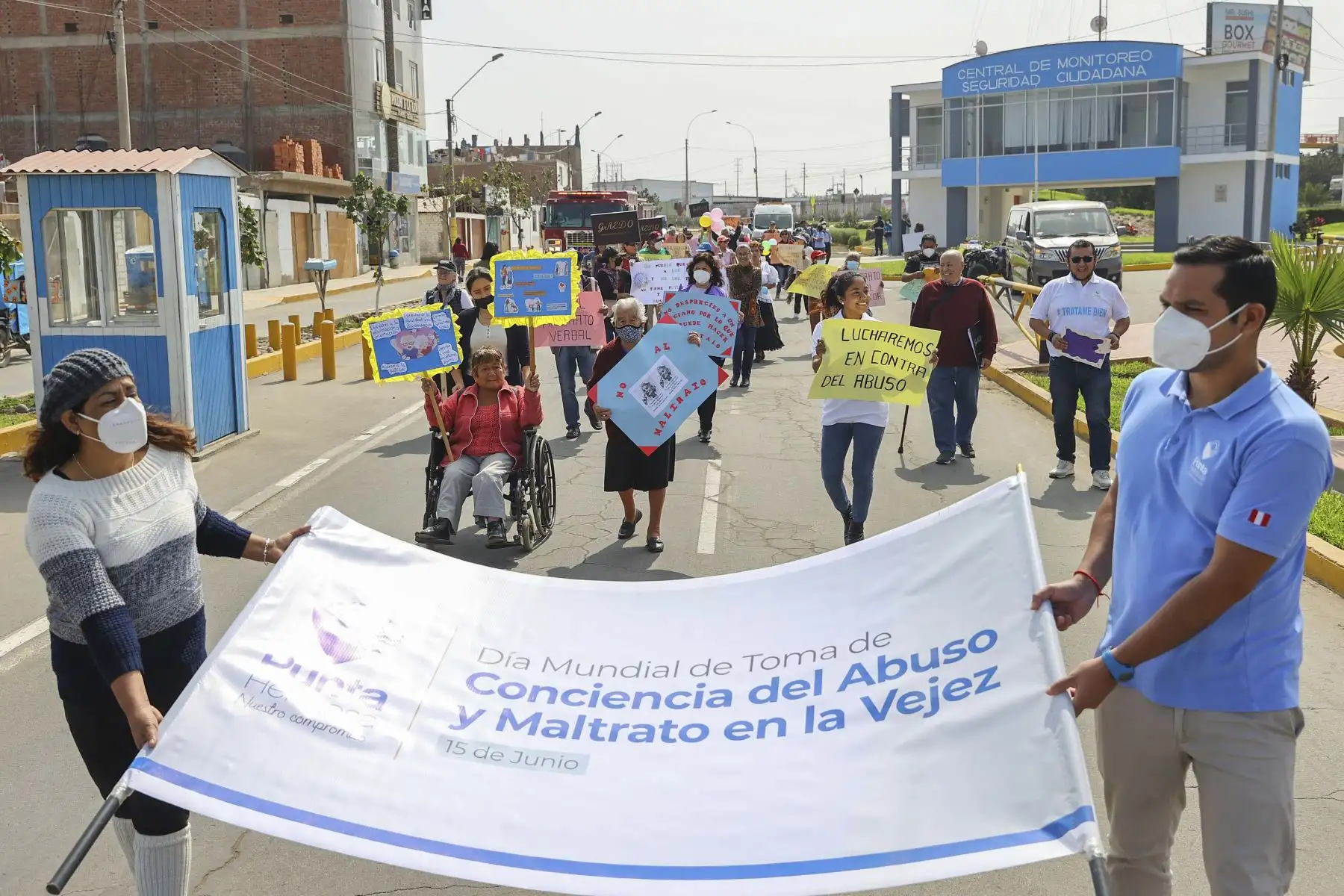 En el marco del Día Mundial de Toma de Conciencia del Abuso y Maltrato en la Vejez, adultos mayores del distrito de Punta Hermosa y balnearios aledaños, marcharon de manera pacífica, pero enérgica, pidiendo espacios dignos para poder realizar sus actividades. Foto: ANDINA/Difusión