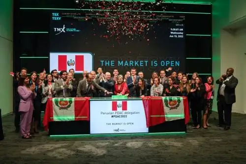 Ministra de Energía y Minas, Alessandra G. Herrera, fue invitada a dar hoy el "campanazo" que inició la jornada de la Bolsa de Valores de Toronto, Canadá. Foto: Cortesía.
