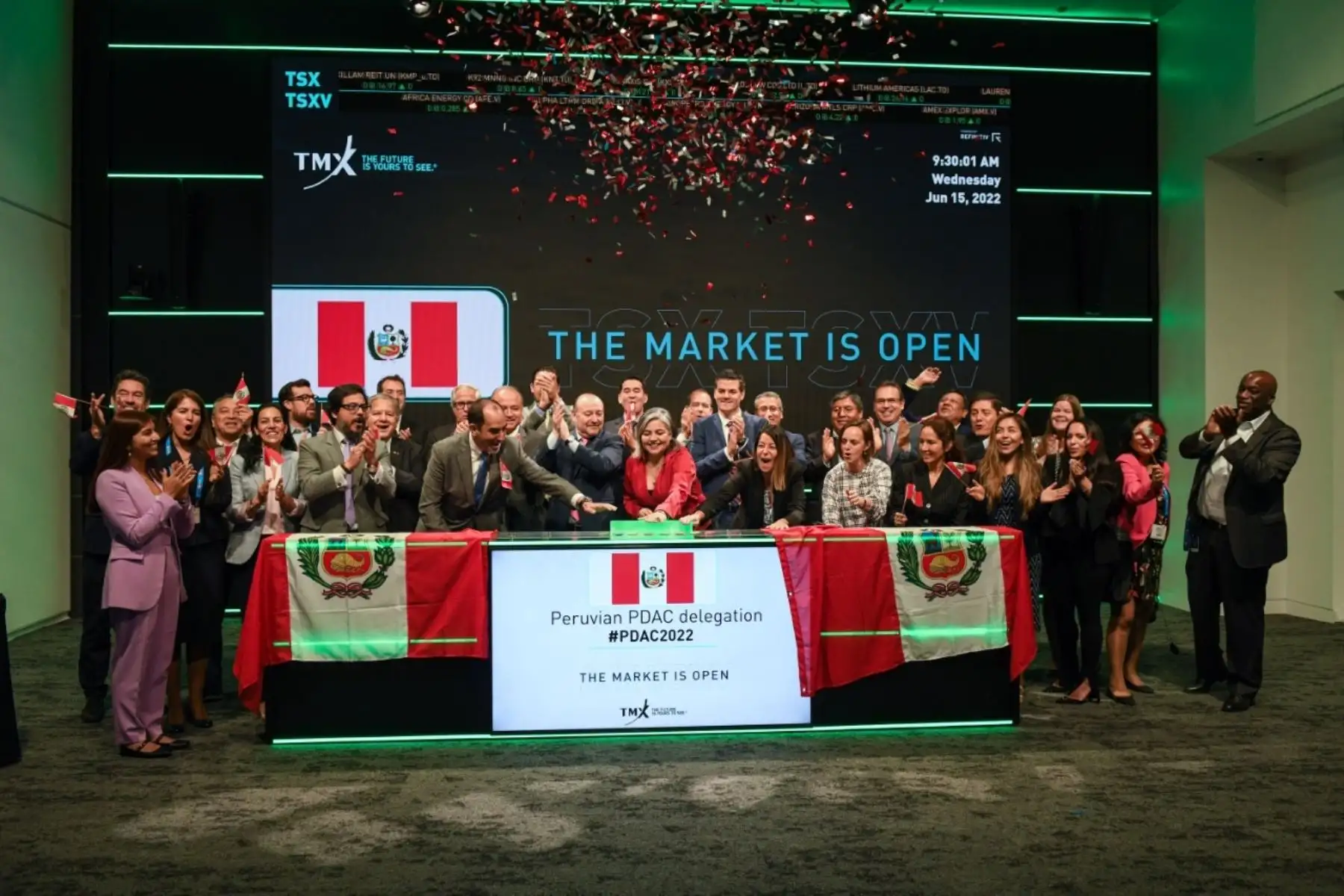 Ministra de Energía y Minas, Alessandra G. Herrera, fue invitada a dar hoy el "campanazo" que inició la jornada de la Bolsa de Valores de Toronto, Canadá. Foto: Cortesía.
