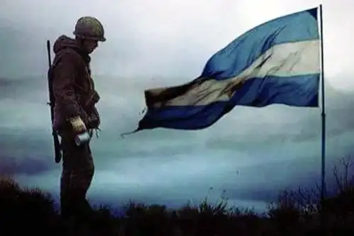 La guerra dejó otras heridas abiertas: la tragedia de los jóvenes argentinos obligados a luchar sin instrucción militar, sin comida y ni abrigo suficientes en un clima hostil. Foto: Imagen publicada en telesurtv.net