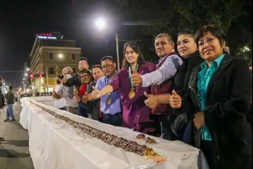 Tradicional dulce iqueño fue degustado por el público que se dio cita en la plaza de Armas de la ciudad de Ica.
