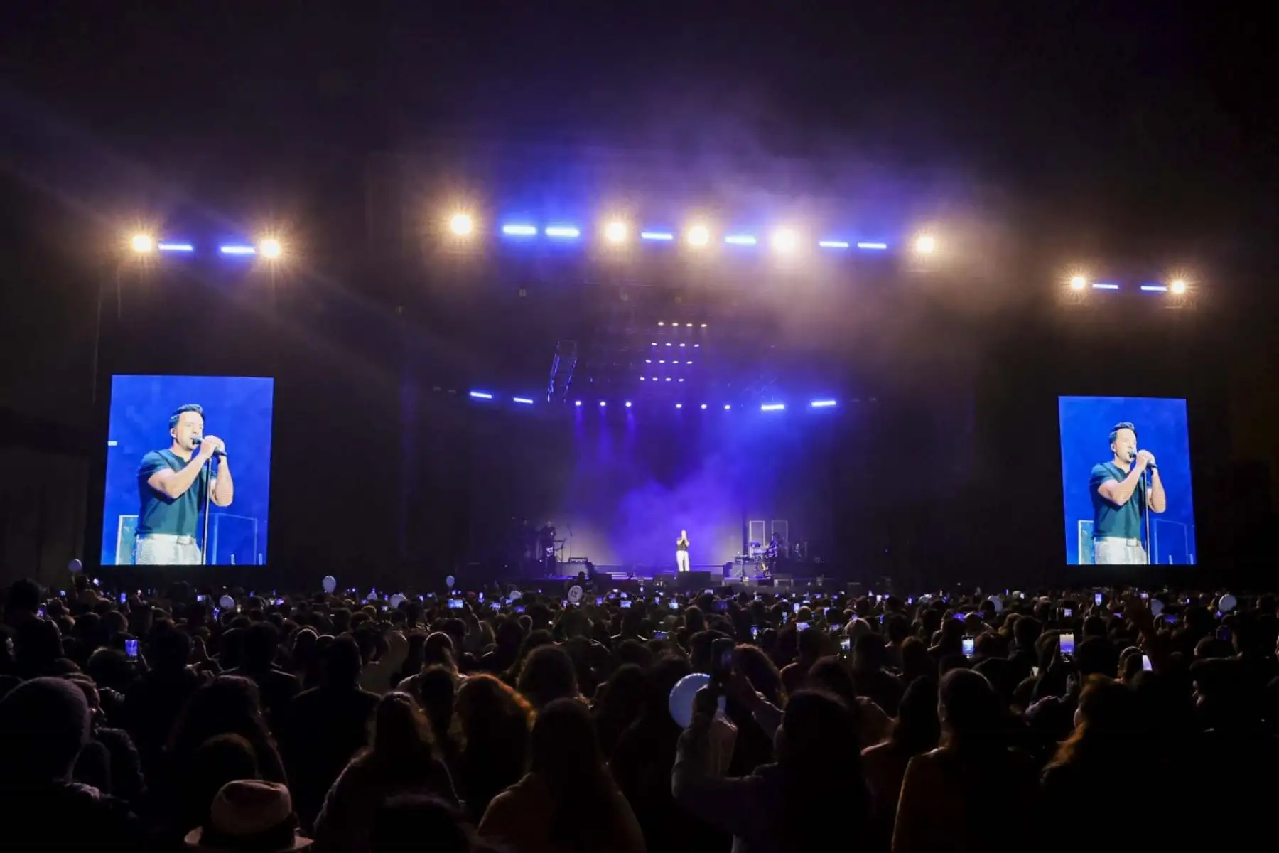 El artista puertorriqueño Luis Fonsi llegó a Lima este miércoles 15 de junio y deslumbró al público con lo mejor de su repertorio como parte de su gira “La Noche Perfecta”. El cantante se presentó en el Arena Perú de Surco. Foto: ANDINA/Andrés Valle