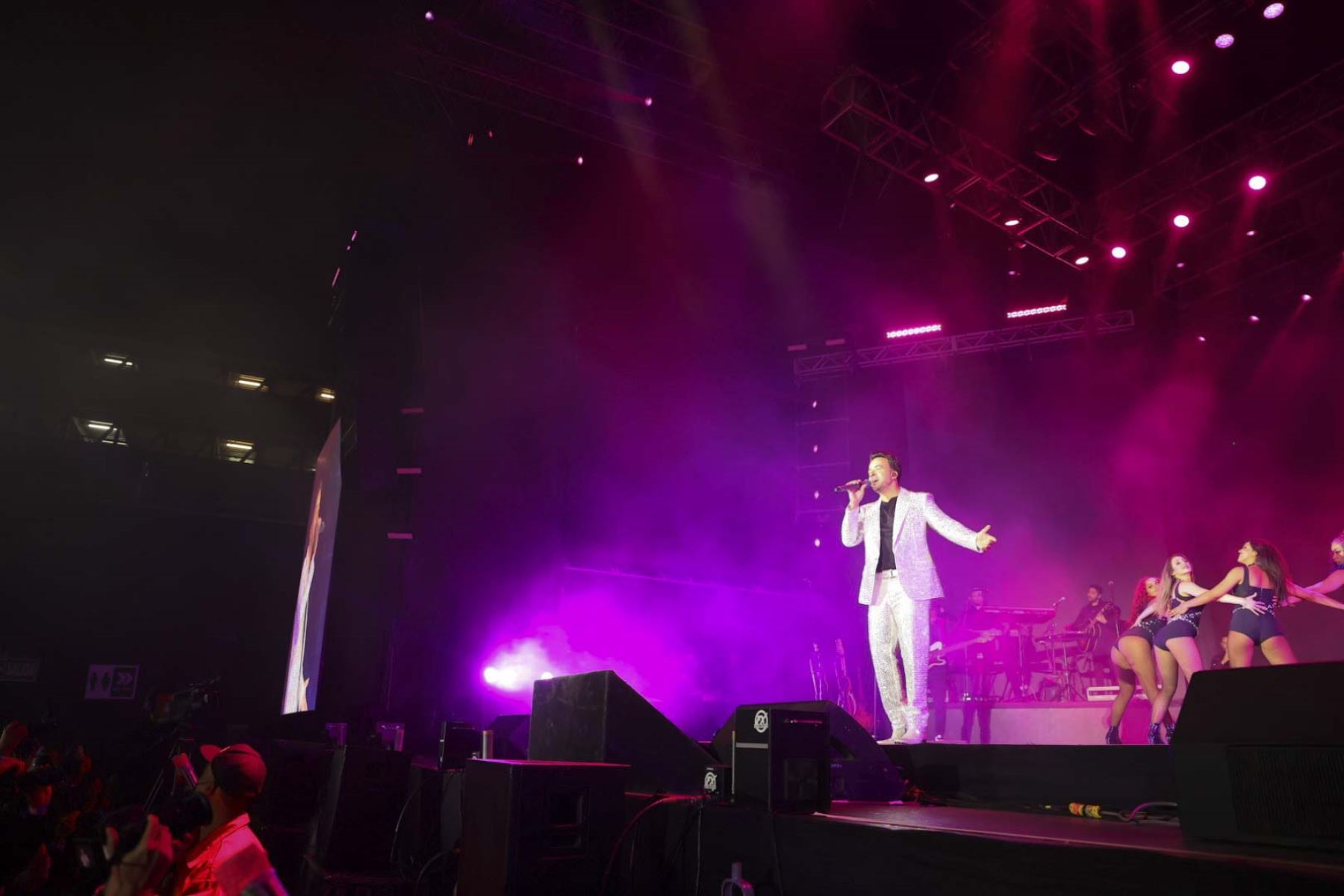 El artista puertorriqueño Luis Fonsi llegó a Lima este miércoles 15 de junio y deslumbró al público con lo mejor de su repertorio como parte de su gira “La Noche Perfecta”. El cantante se presentó en el Arena Perú de Surco. Foto: ANDINA/Andrés Valle
