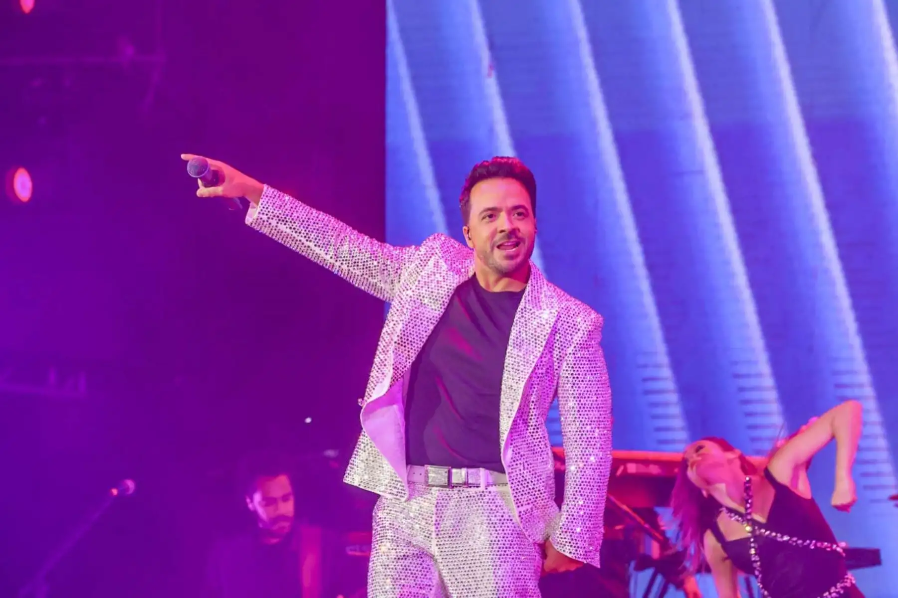 El artista puertorriqueño Luis Fonsi llegó a Lima este miércoles 15 de junio y deslumbró al público con lo mejor de su repertorio como parte de su gira “La Noche Perfecta”. El cantante se presentó en el Arena Perú de Surco. Foto: ANDINA/Andrés Valle