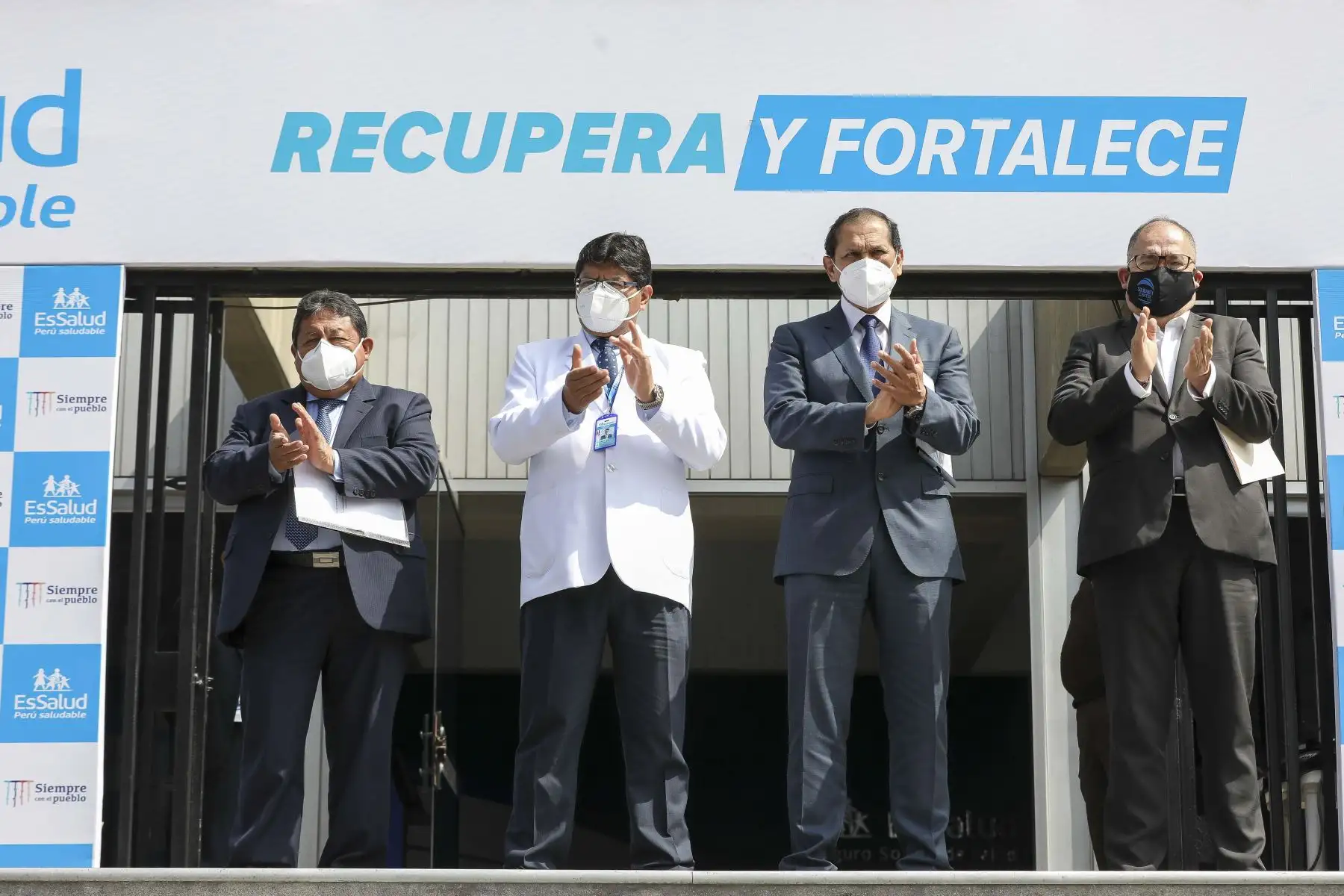 Con el objetivo de renovar sus bienes y brindar un mejor servicio a los millones de asegurados del país, el Seguro Social de Salud, a través del programa nacional “Compras a MYPErú”, recibió 8 229 unidades de mobiliario adquiridas a 10 micro y pequeñas para distribuirse en sus diferentes redes desconcentradas y asistenciales. Foto: Essalud