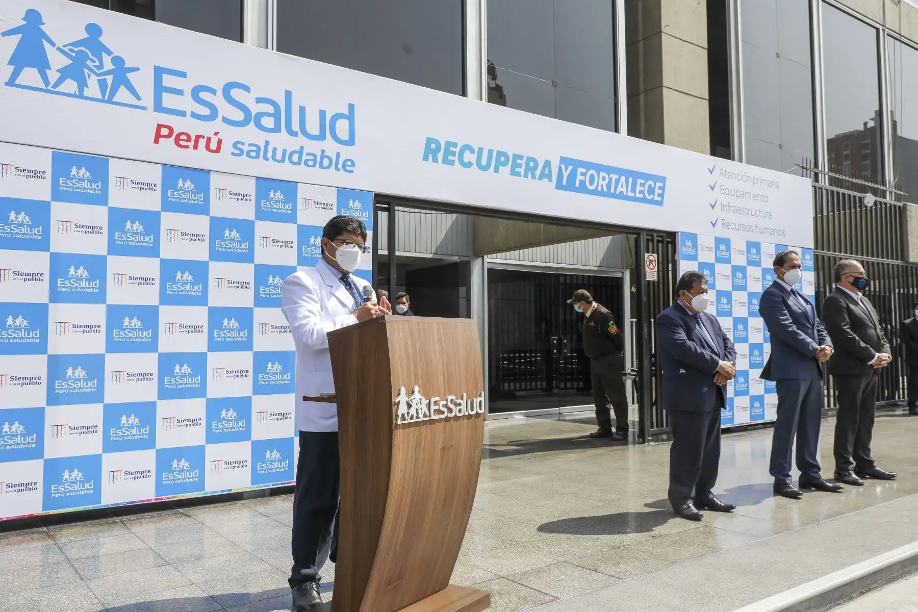 Con el objetivo de renovar sus bienes y brindar un mejor servicio a los millones de asegurados del país, el Seguro Social de Salud, a través del programa nacional “Compras a MYPErú”, recibió 8 229 unidades de mobiliario adquiridas a 10 micro y pequeñas para distribuirse en sus diferentes redes desconcentradas y asistenciales. Foto: Essalud