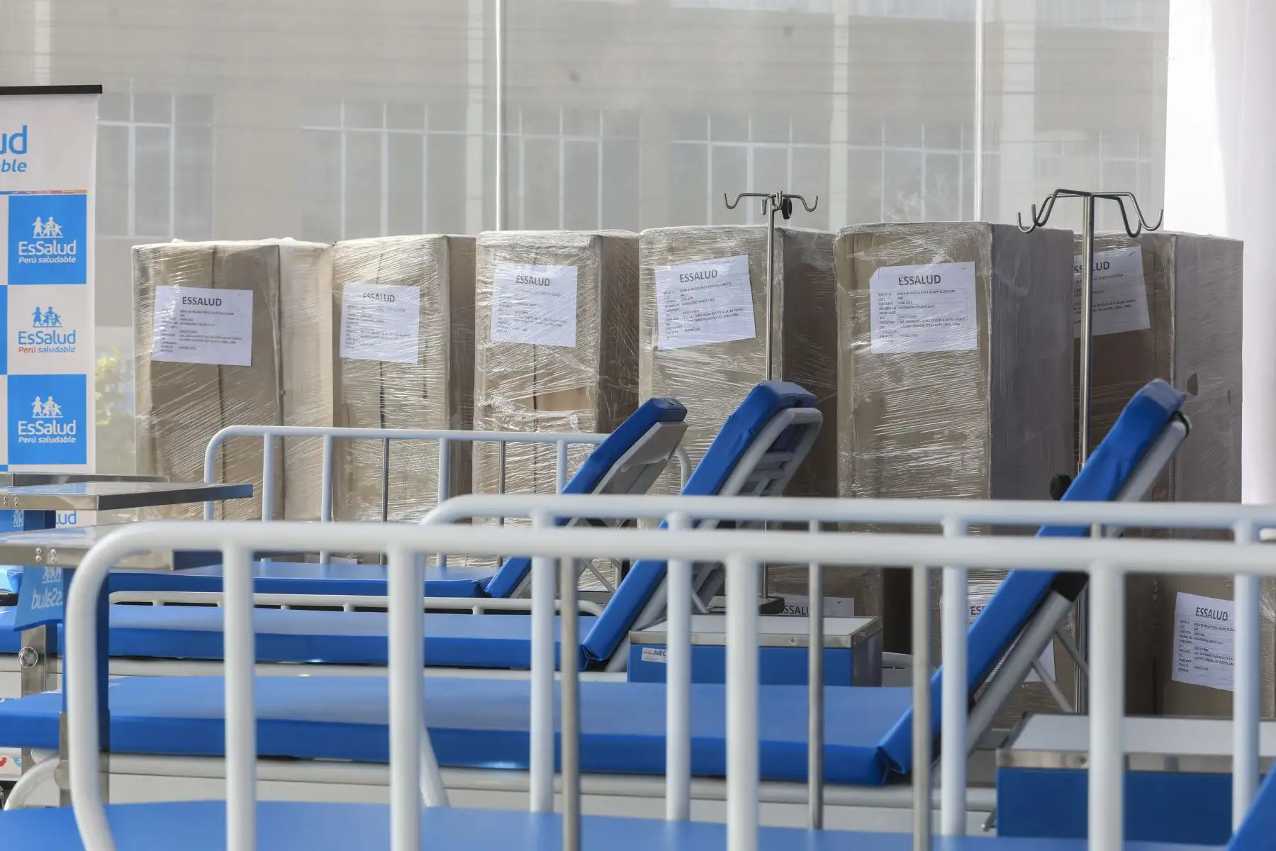 Con el objetivo de renovar sus bienes y brindar un mejor servicio a los millones de asegurados del país, el Seguro Social de Salud, a través del programa nacional “Compras a MYPErú”, recibió 8 229 unidades de mobiliario adquiridas a 10 micro y pequeñas para distribuirse en sus diferentes redes desconcentradas y asistenciales. Foto: Essalud