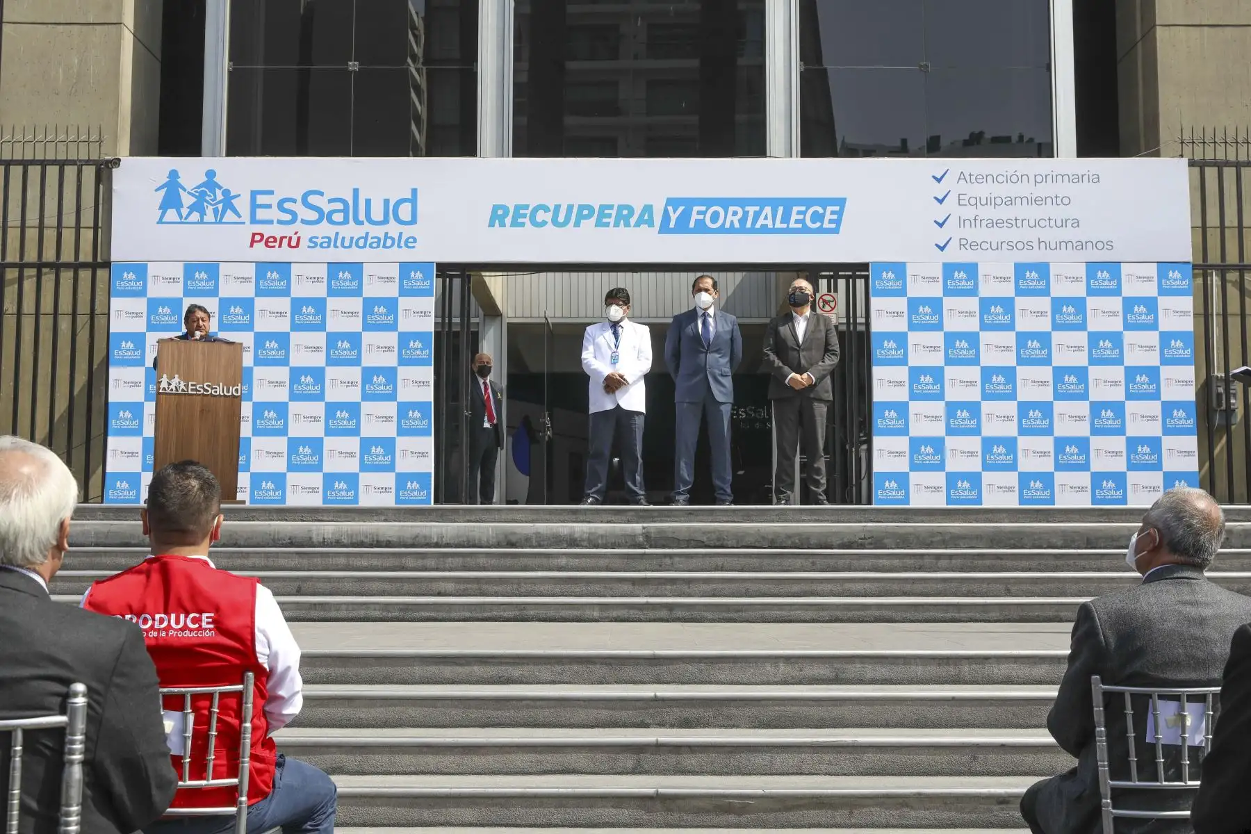 Con el objetivo de renovar sus bienes y brindar un mejor servicio a los millones de asegurados del país, el Seguro Social de Salud, a través del programa nacional “Compras a MYPErú”, recibió 8 229 unidades de mobiliario adquiridas a 10 micro y pequeñas para distribuirse en sus diferentes redes desconcentradas y asistenciales. Foto: Essalud
