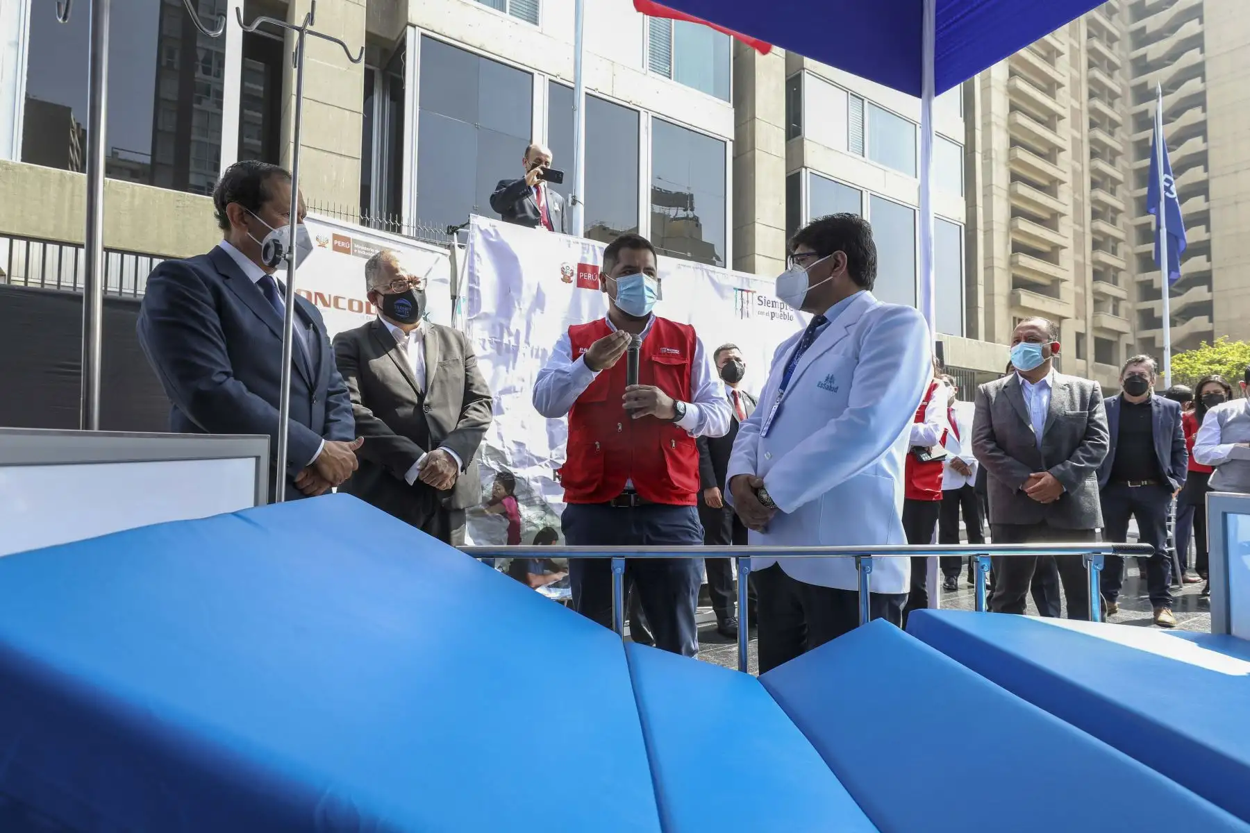 Con el objetivo de renovar sus bienes y brindar un mejor servicio a los millones de asegurados del país, el Seguro Social de Salud, a través del programa nacional “Compras a MYPErú”, recibió 8 229 unidades de mobiliario adquiridas a 10 micro y pequeñas para distribuirse en sus diferentes redes desconcentradas y asistenciales. Foto: Essalud