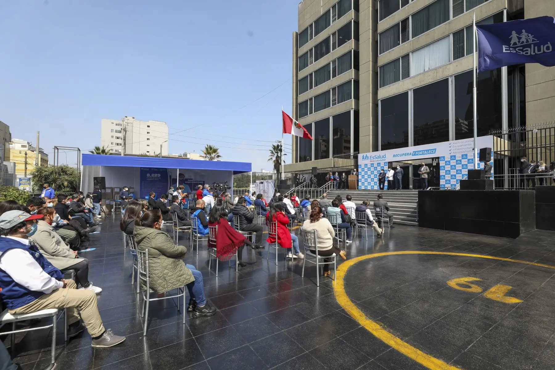 Con el objetivo de renovar sus bienes y brindar un mejor servicio a los millones de asegurados del país, el Seguro Social de Salud, a través del programa nacional “Compras a MYPErú”, recibió 8 229 unidades de mobiliario adquiridas a 10 micro y pequeñas para distribuirse en sus diferentes redes desconcentradas y asistenciales. Foto: Essalud