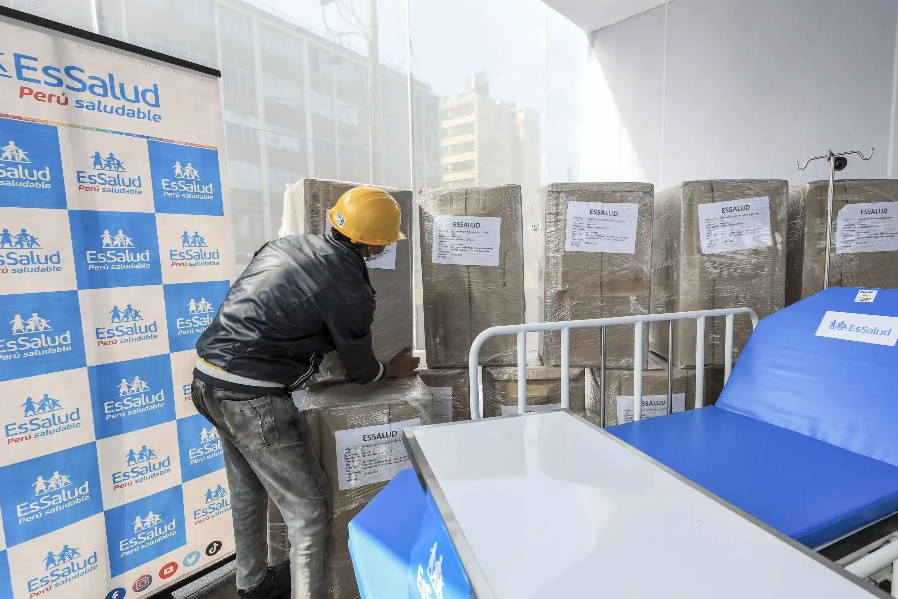 Con el objetivo de renovar sus bienes y brindar un mejor servicio a los millones de asegurados del país, el Seguro Social de Salud, a través del programa nacional “Compras a MYPErú”, recibió 8 229 unidades de mobiliario adquiridas a 10 micro y pequeñas para distribuirse en sus diferentes redes desconcentradas y asistenciales. Foto: Essalud