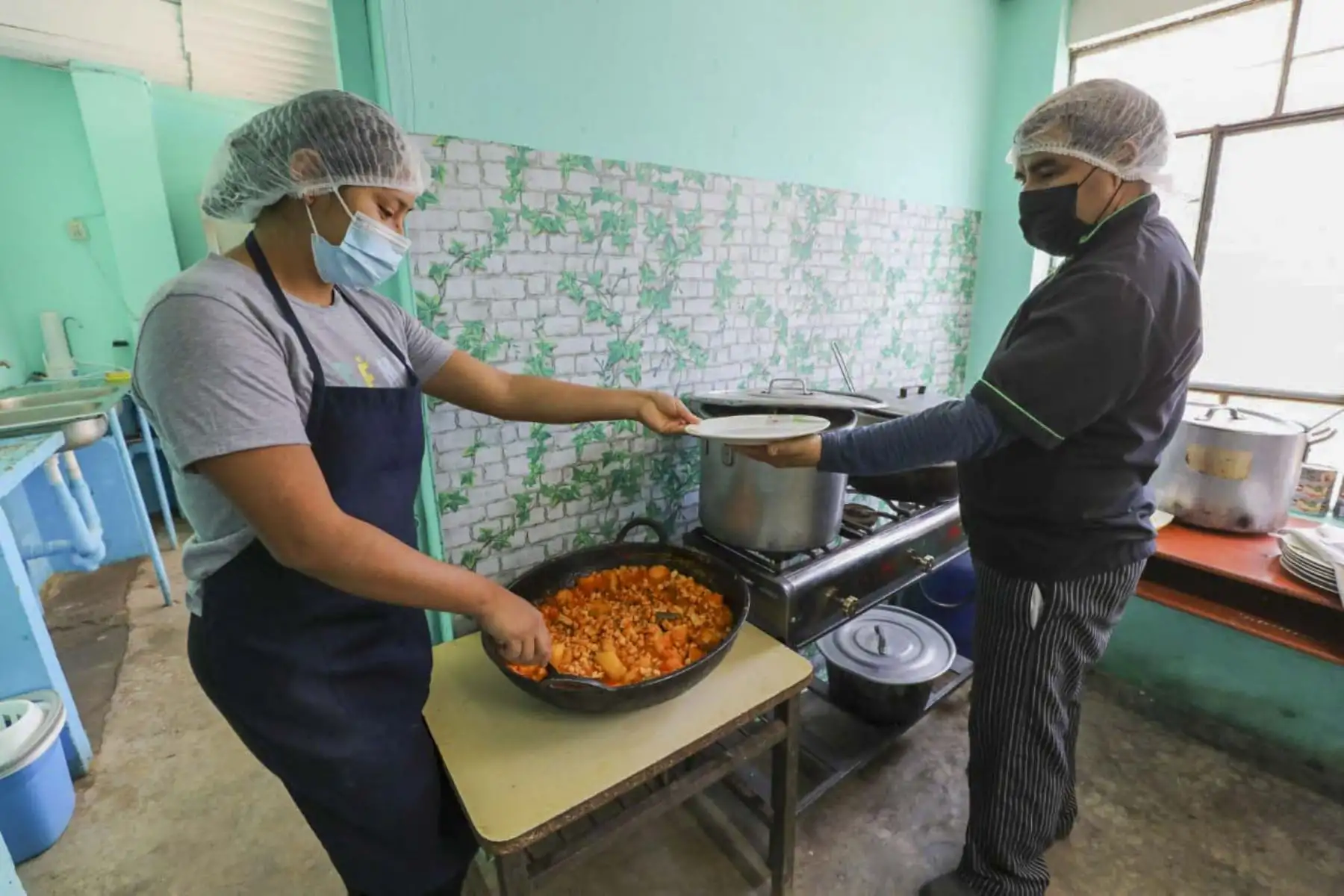 La titular del Midis, Dina Boluarte, supervisó el servicio alimentario escolar que brinda el Programa Nacional de Alimentación Escolar Qali Warma en el Centro Rural de Formación en Alternancia (CRFA) El Carmelo, ubicado en el distrito y provincia de Virú, que cuenta con 117 usuarios, quienes reciben desayunos, almuerzos y cenas. Foto: Midis