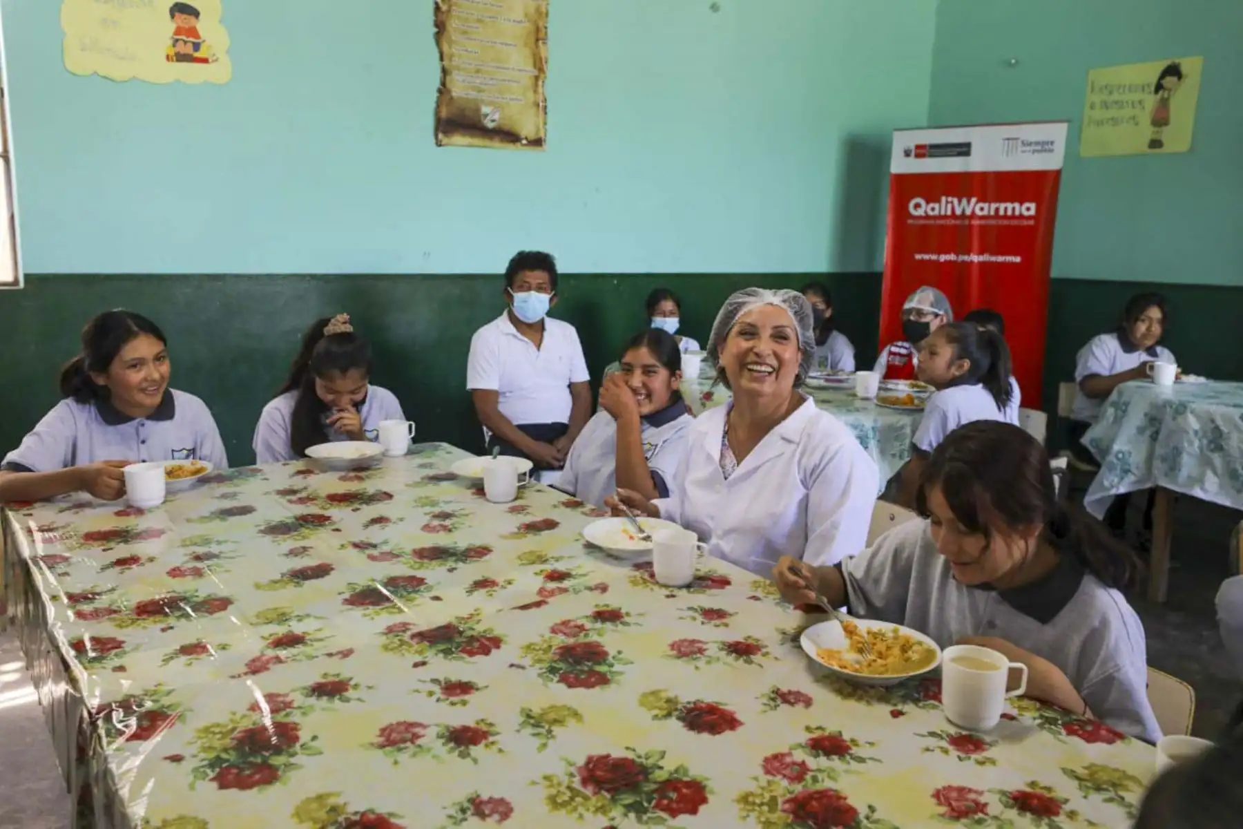 La titular del Midis, Dina Boluarte, supervisó el servicio alimentario escolar que brinda el Programa Nacional de Alimentación Escolar Qali Warma en el Centro Rural de Formación en Alternancia (CRFA) El Carmelo, ubicado en el distrito y provincia de Virú, que cuenta con 117 usuarios, quienes reciben desayunos, almuerzos y cenas. Foto: Midis