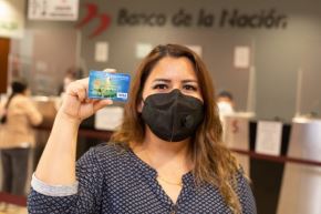 Usuaria del Banco de la Nación con su tarjeta de débito. Foto: Cortesía.