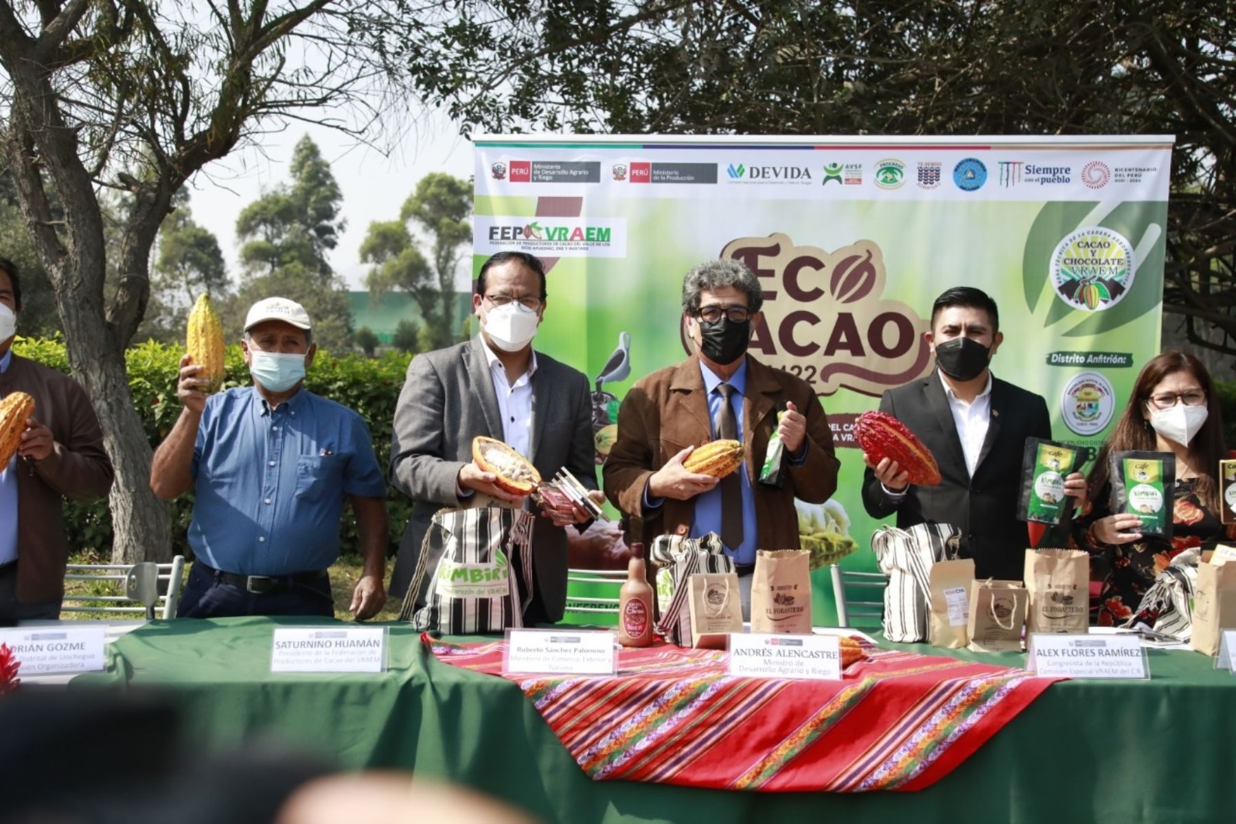 Ministro de Comercio Exterior y Turismo, Roberto Sánchez; y el ministro de Desarrollo Agrario y Riego, Andrés Alencastre, participaron en evento de promoción del cacao peruano. Foto: Cortesía.