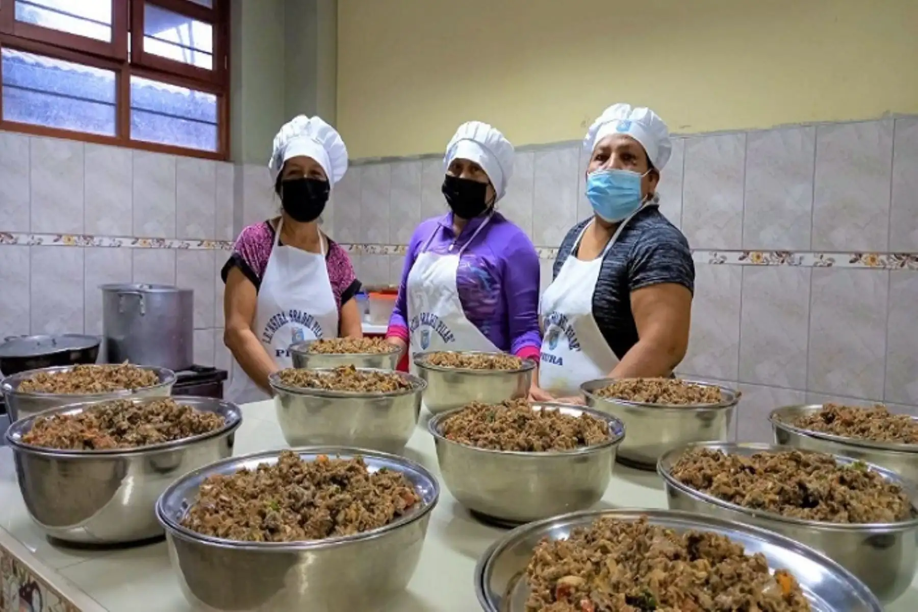 Los desayunos escolares consisten en un bebible como hojuela de avena con quinua, harina de maíz extruido con leche y un sólido como quinua con conserva de pescado o arroz fortificado con conserva de carne o pollo.
