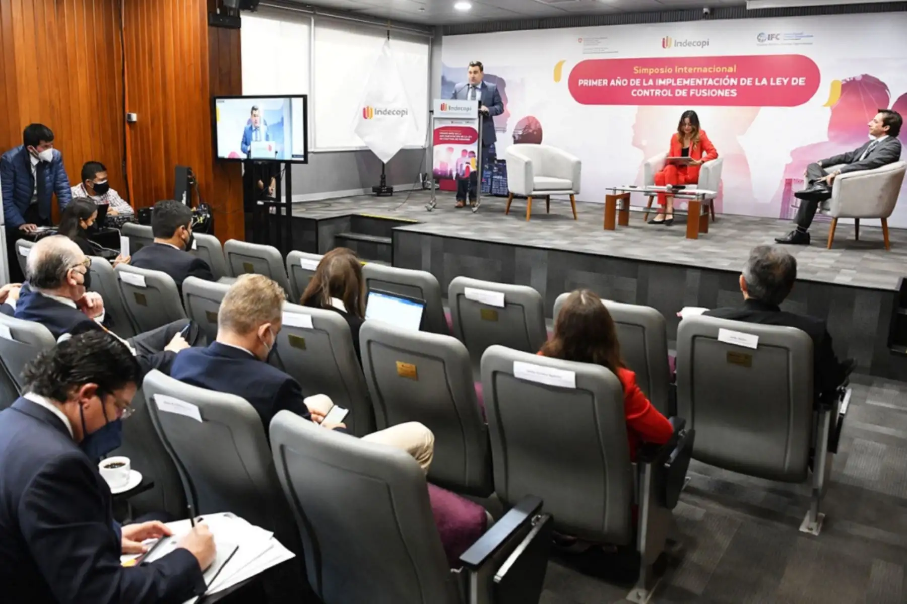 Presidente ejecutivo del Indecopi, Julián Palacín Gutiérrez, expone en simposio internacional sobre fusiones empresariales. Foto: Cortesía.