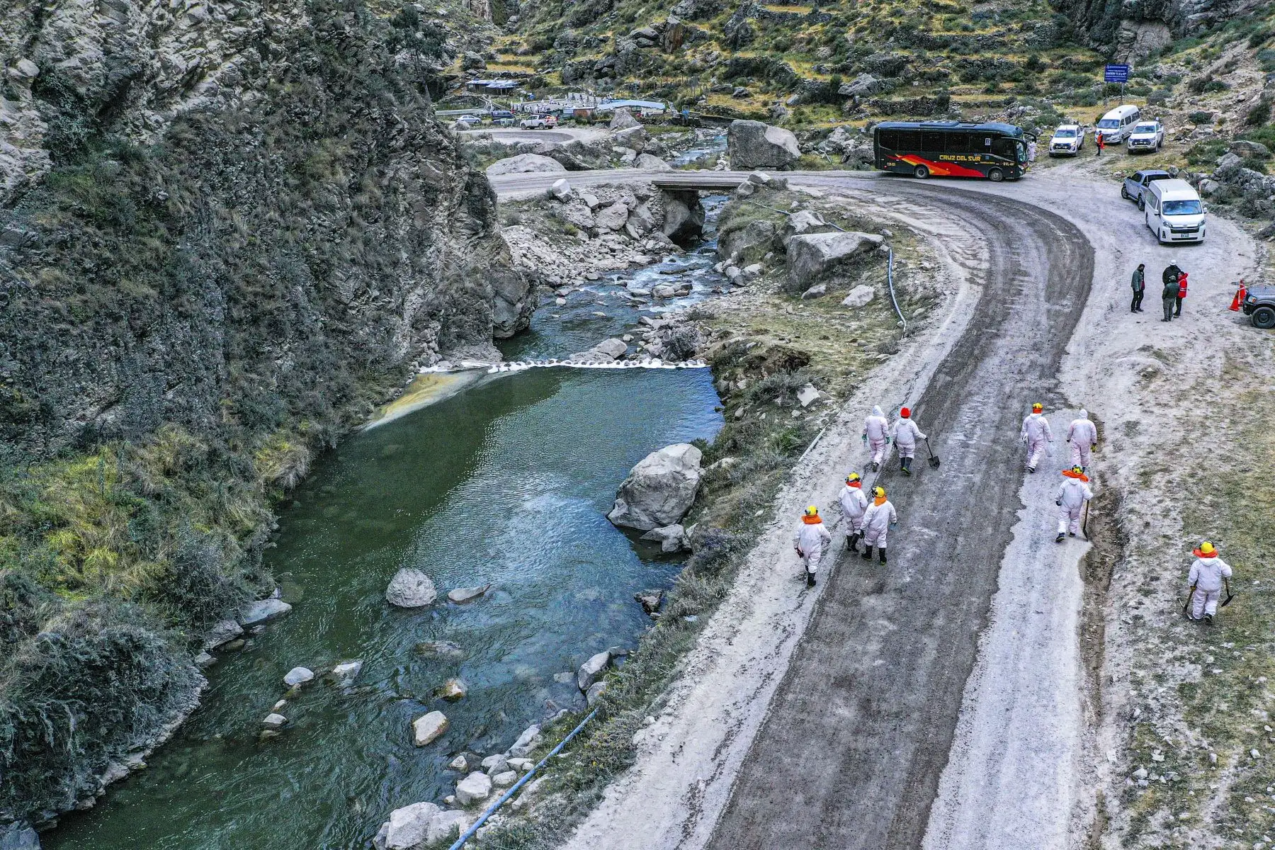 El ministro de Transportes y Comunicaciones, Juan Barranzuela y el titular de la Producción, Jorge Luis Prado Palomino, llegaron a la ciudad de Canta para atender los pedidos de la población afectada con el derrame de zinc en el río Chillón. Foto: MTC