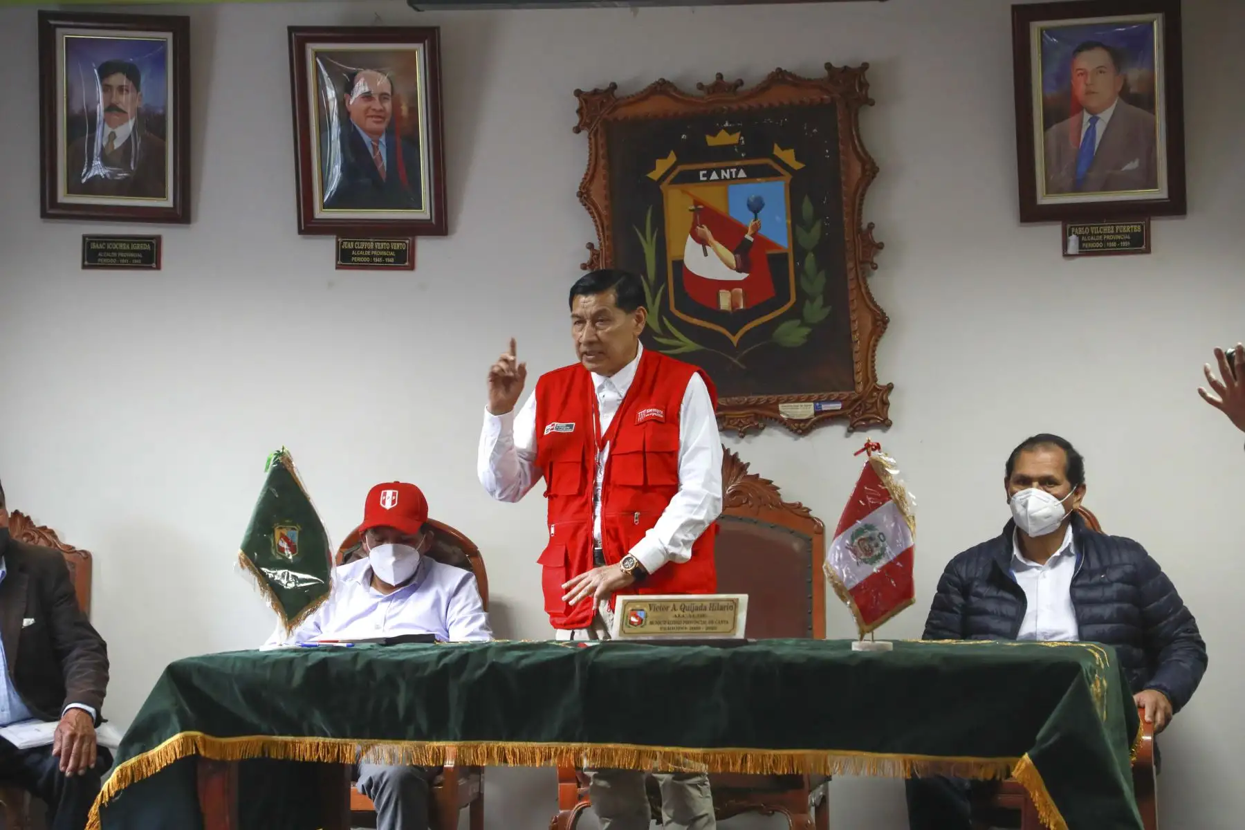 El ministro de Transportes y Comunicaciones, Juan Barranzuela y el titular de la Producción, Jorge Luis Prado Palomino, llegaron a la ciudad de Canta para atender los pedidos de la población afectada con el derrame de zinc en el río Chillón. Foto: MTC