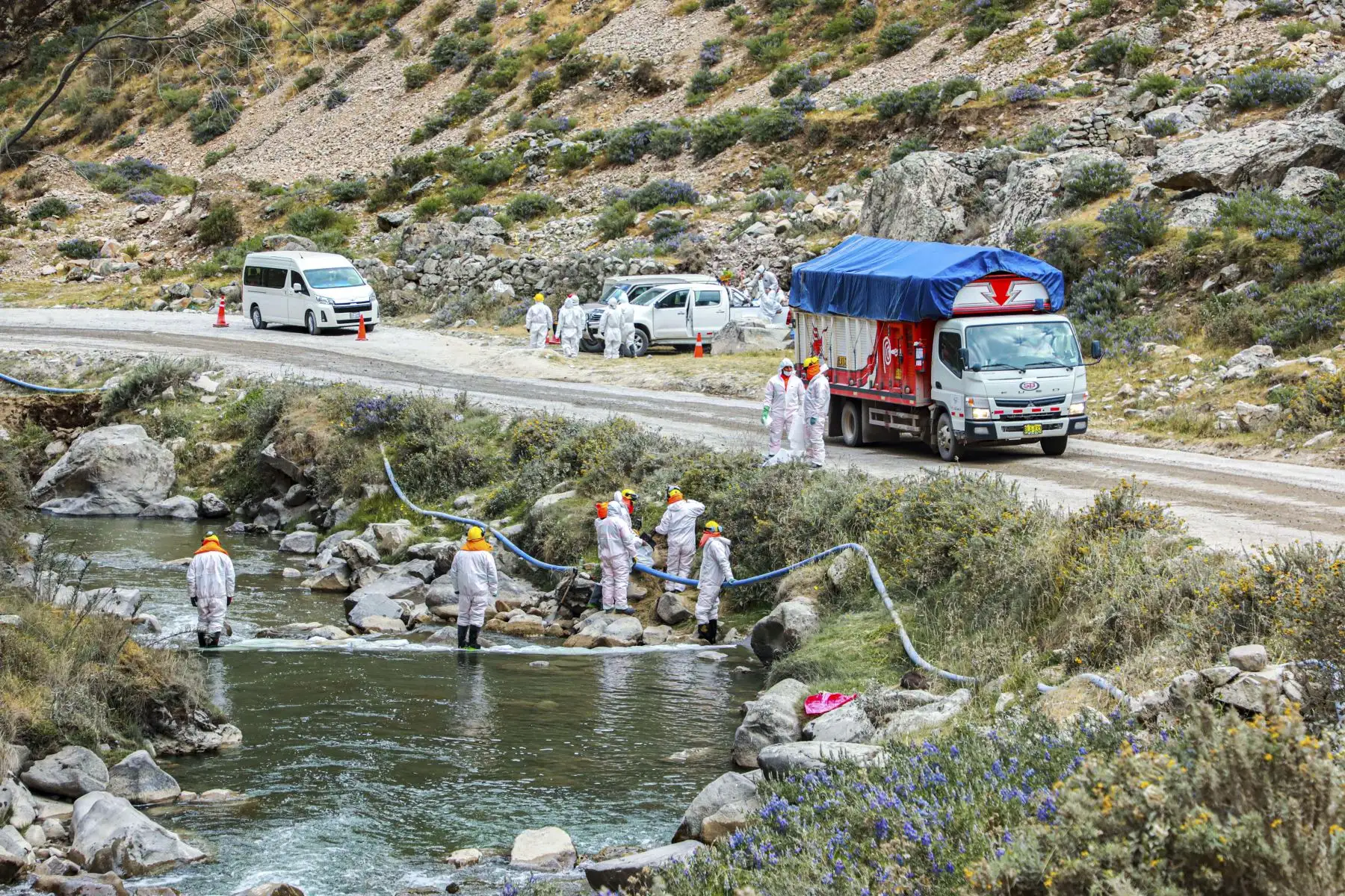 El ministro de Transportes y Comunicaciones, Juan Barranzuela y el titular de la Producción, Jorge Luis Prado Palomino, llegaron a la ciudad de Canta para atender los pedidos de la población afectada con el derrame de zinc en el río Chillón. Foto: MTC