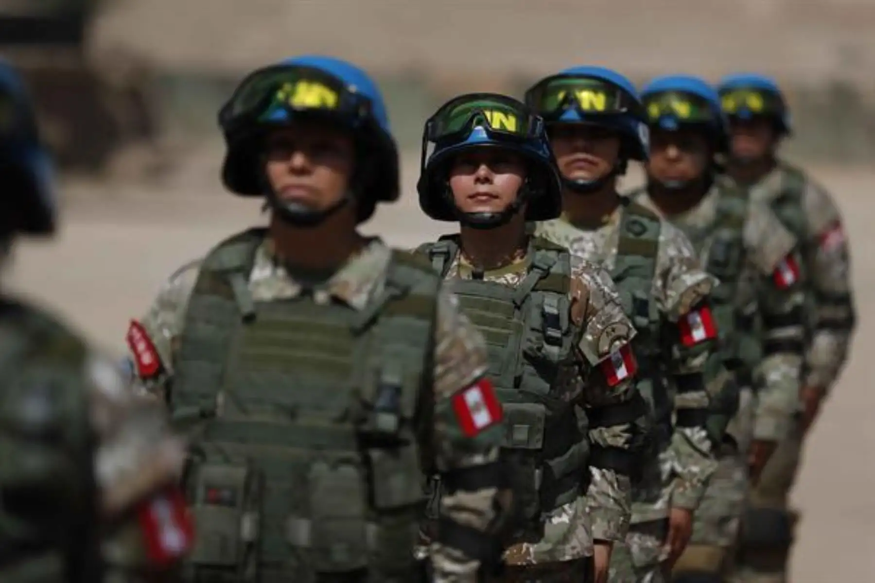 Mujeres participan en un entrenamiento militar del ejército del Perú, en la escuela de Chorrilos, en Lima. Foto: EFE
