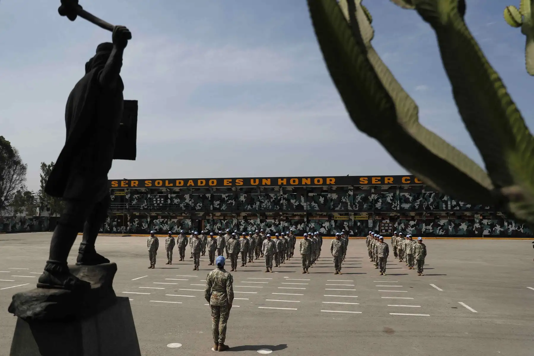 La participación activa de las mujeres en el establecimiento y la consolidación de la paz es clave para la resolución de los conflictos, según la ONU, y, con este propósito, 33 militares peruanas se preparan en Lima para viajar este mes a la República Centroafricana dentro del VII contingente de cascos azules. Foto: EFE