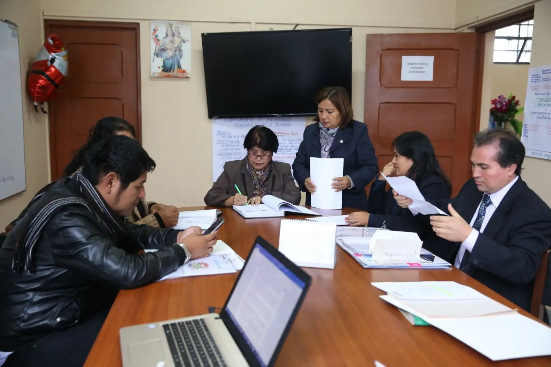 Minedu prepara norma técnica para reorganizar las DRE y UGEL.