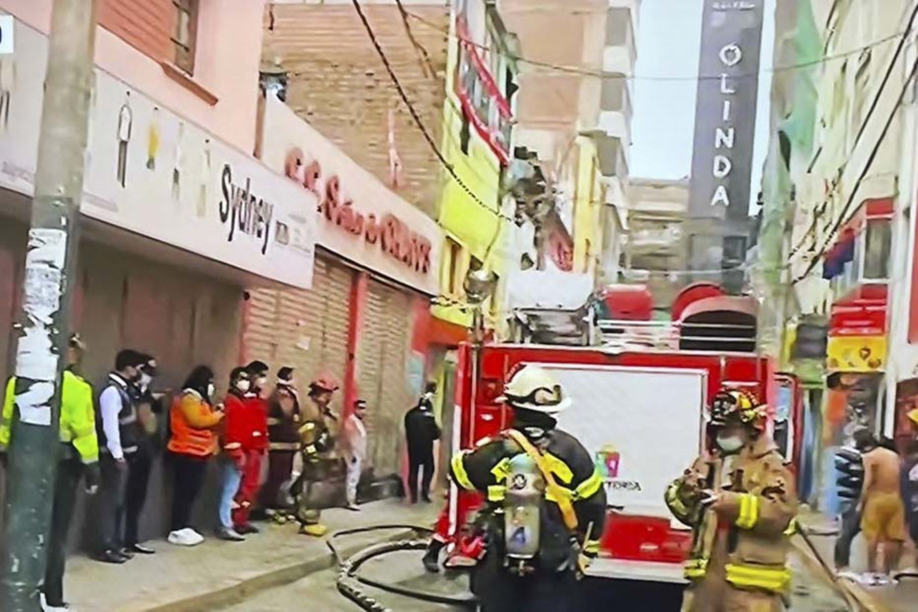La Victoria: controlan incendio en tercer piso de edificio de Gamarra
