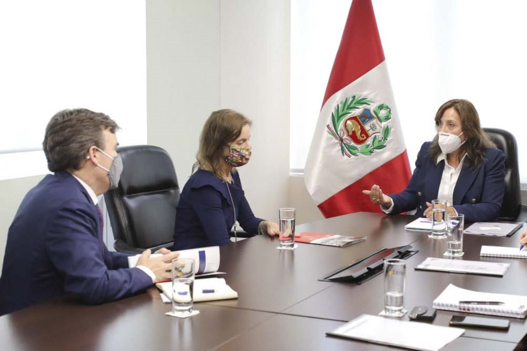 La ministra Dina Boluarte dialogó con la embajadora de Estados Unidos en Perú, Lisa Kenna. Foto: ANDINA/Midis.