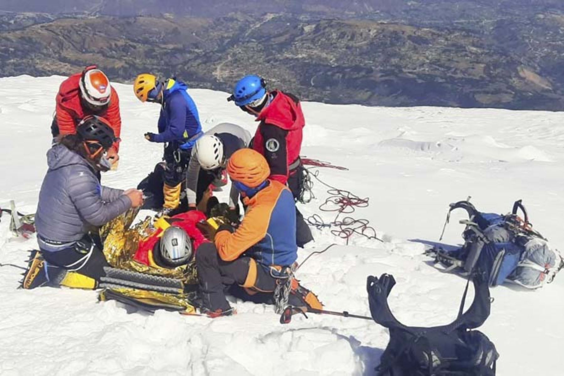 Montañistas polacos heridos por alud en el Huascarán son evacuados a clínica de Huaraz