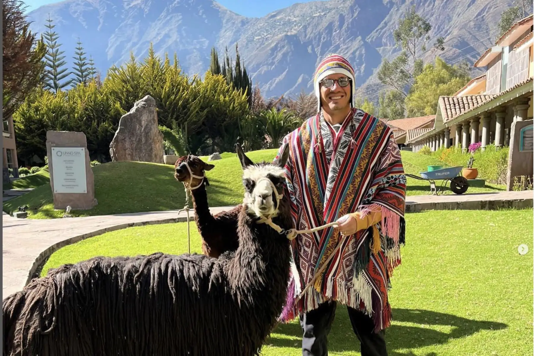 Gianluca Lapadula disfruta de sus vacaciones al máximo, esta vez escaló los restos arqueológicos de la ciudadela Inca de Ollantaytambo Urubamba, junto a su familia en medio de turistas y lugareños que lo reconocieron.  Foto: Difusión