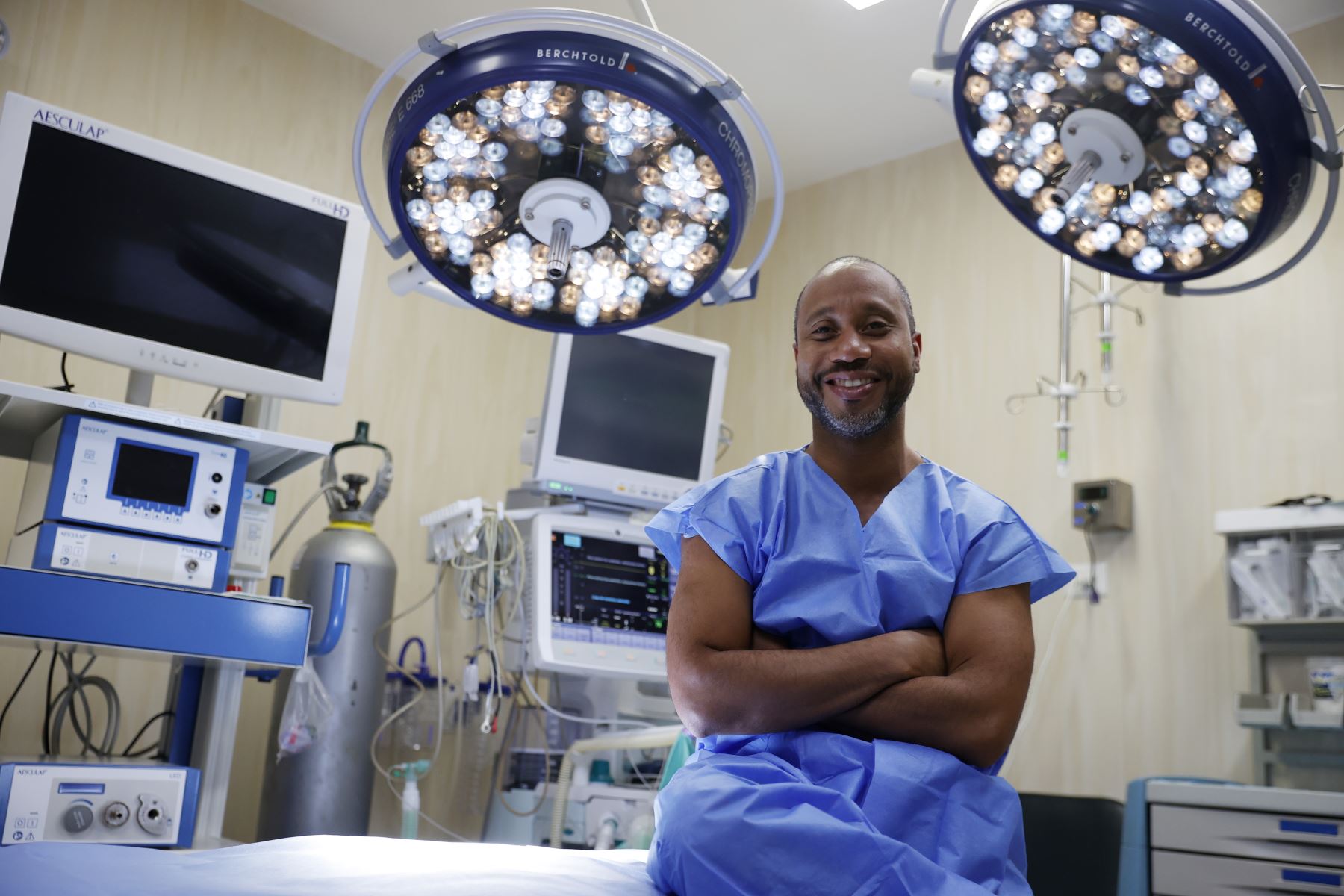 El doctor Gerardo Arredondo Manqrique, desde hace 10 años trabaja en el Hospital de Emergencias Casimiro Ulloa como médico especialista en cirugía de abdomen laparoscópica. ANDINA/Melina Mejía.