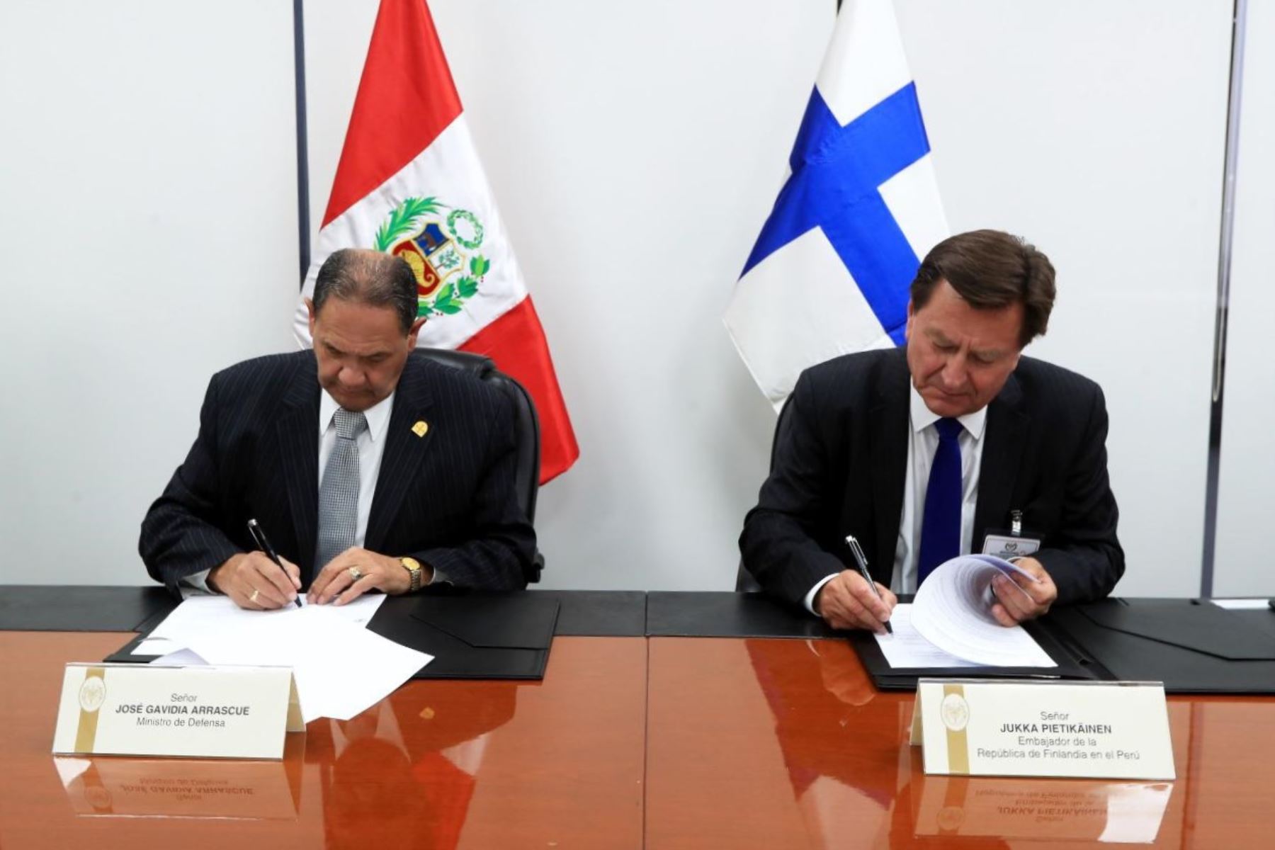 Sector Defensa: Perú y Finlandia suscriben memorándum de entendimiento