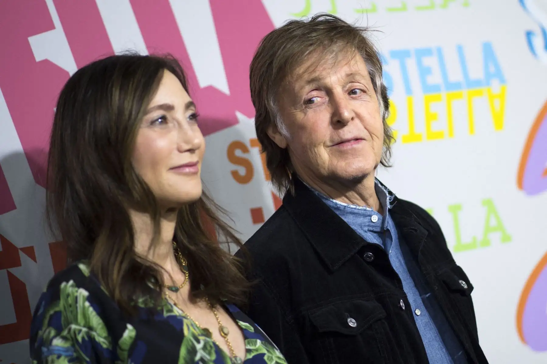 En esta foto de archivo tomada el 17 de enero de 2018, el cantante y músico británico Paul McCartney y su esposa, la empresaria estadounidense Nancy Shevell, asisten a la colección de ropa de mujer Otoño 2018 de Stella McCartney.
Foto: AFP