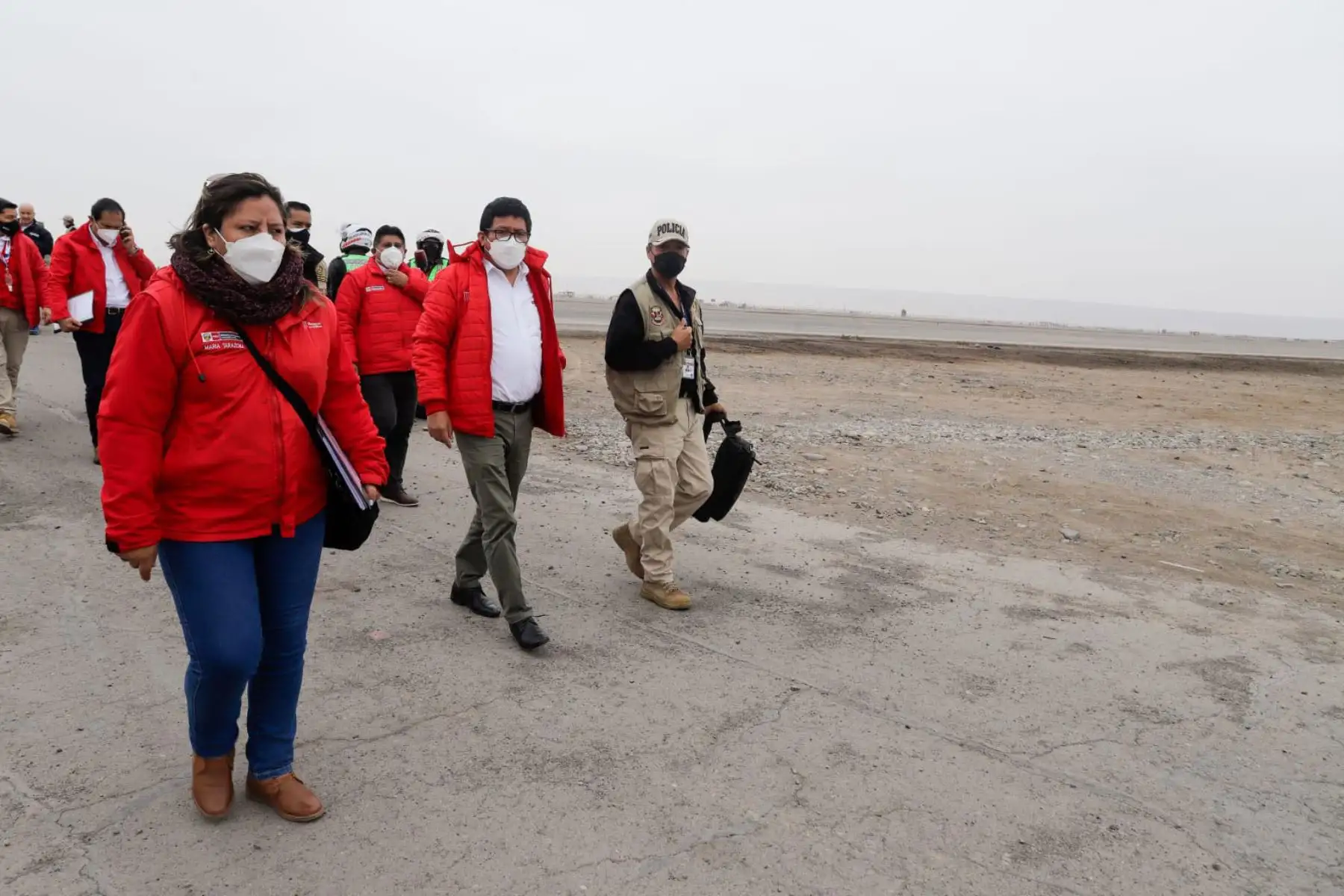 El presidente del Consejo de Ministros, Aníbal Torres, junto con ministros de Estado, arribó a la ciudad de Tacna para participar en el XVI Consejo de Ministros Descentralizado y trabajar de manera conjunta con las autoridades regionales, provinciales y locales. 
Foto: PCM