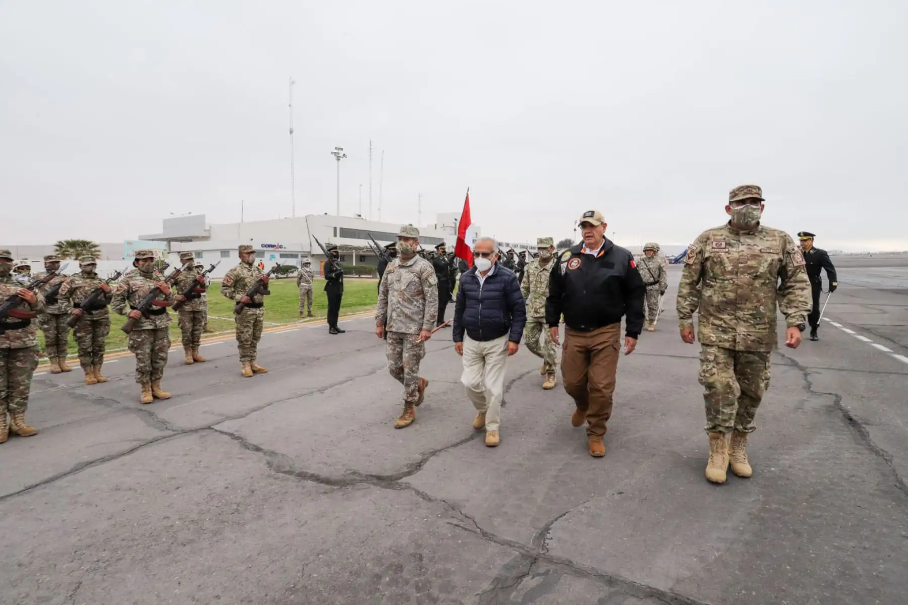 El presidente del Consejo de Ministros, Aníbal Torres, junto con ministros de Estado, arribó a la ciudad de Tacna para participar en el XVI Consejo de Ministros Descentralizado y trabajar de manera conjunta con las autoridades regionales, provinciales y locales. 
Foto: PCM