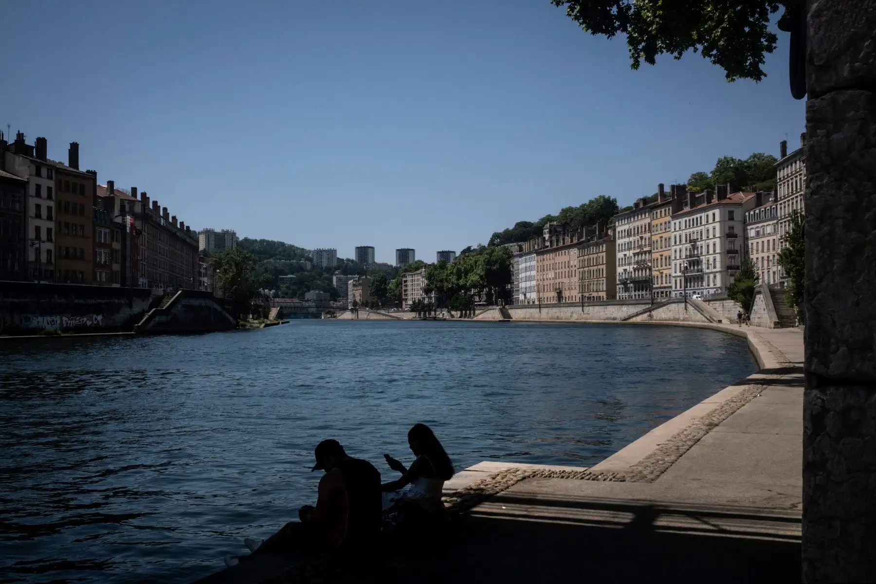 La gente se sienta a la sombra para protegerse del sol en los muelles de Saone, mientras una ola de calor golpea a Francia en Lyon.
Foto: AFP